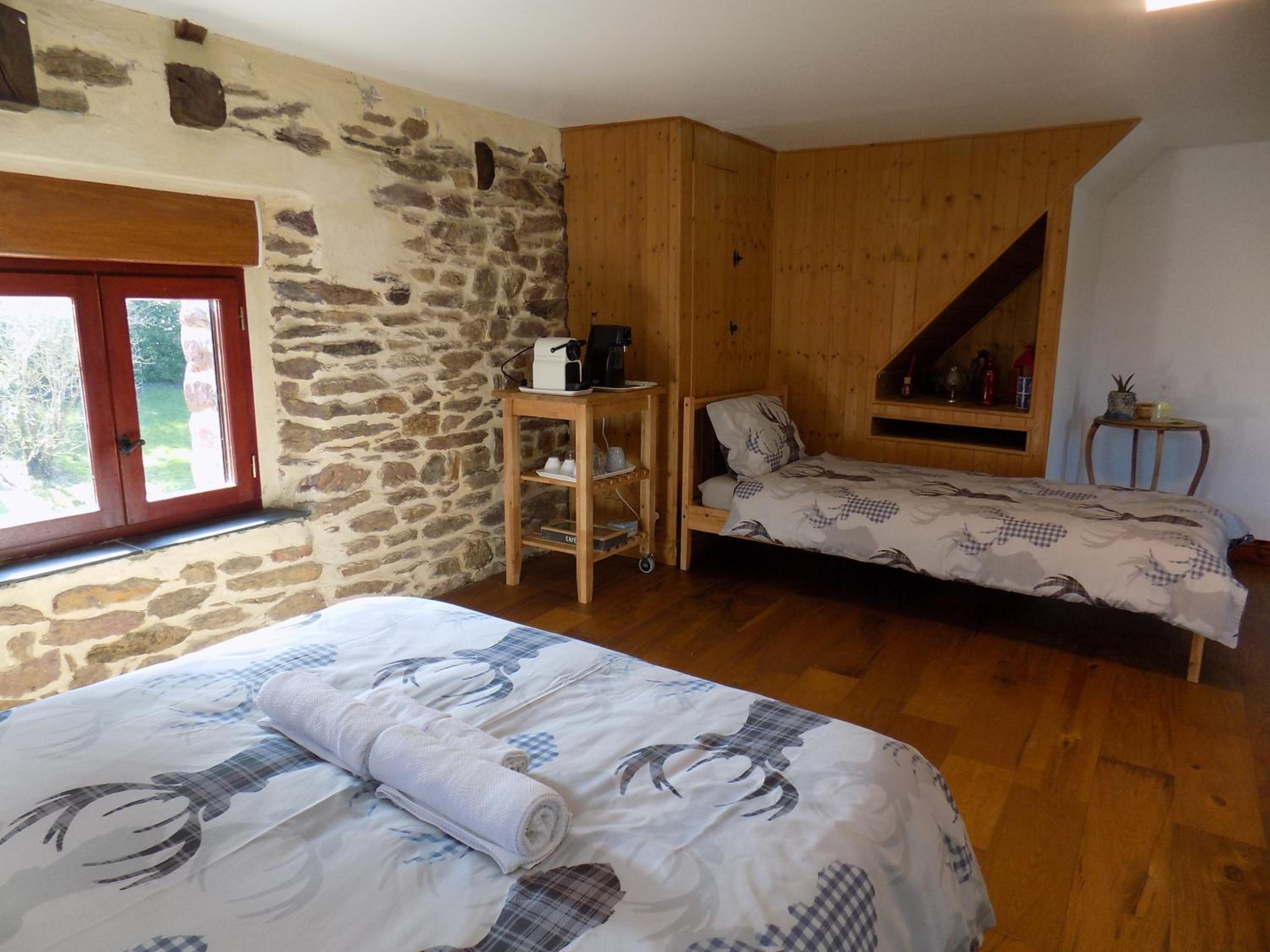 Deluxe Double Room (2 Adults + 1 Child) - Photo 5