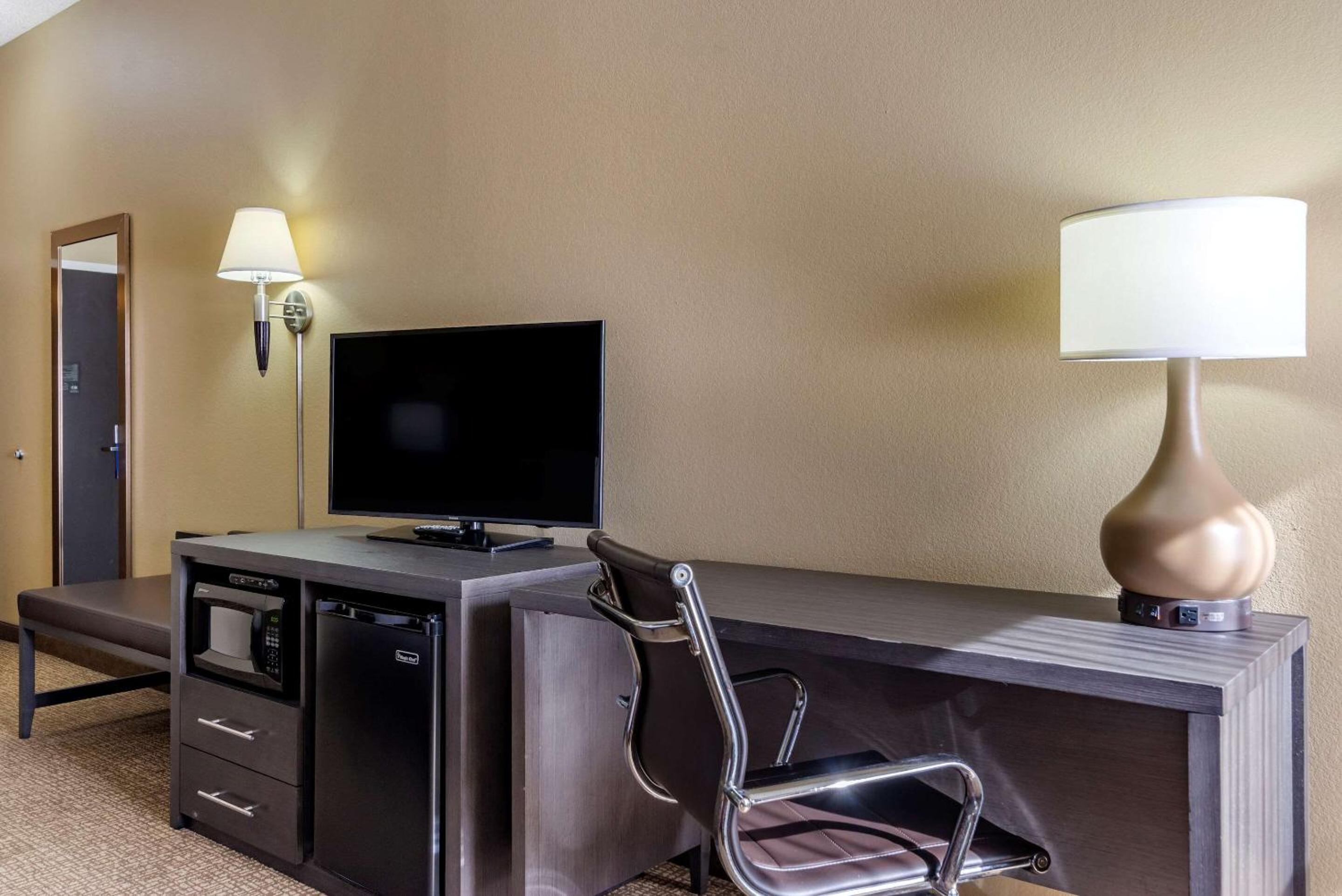 King Room - Non-Smoking - Photo 2