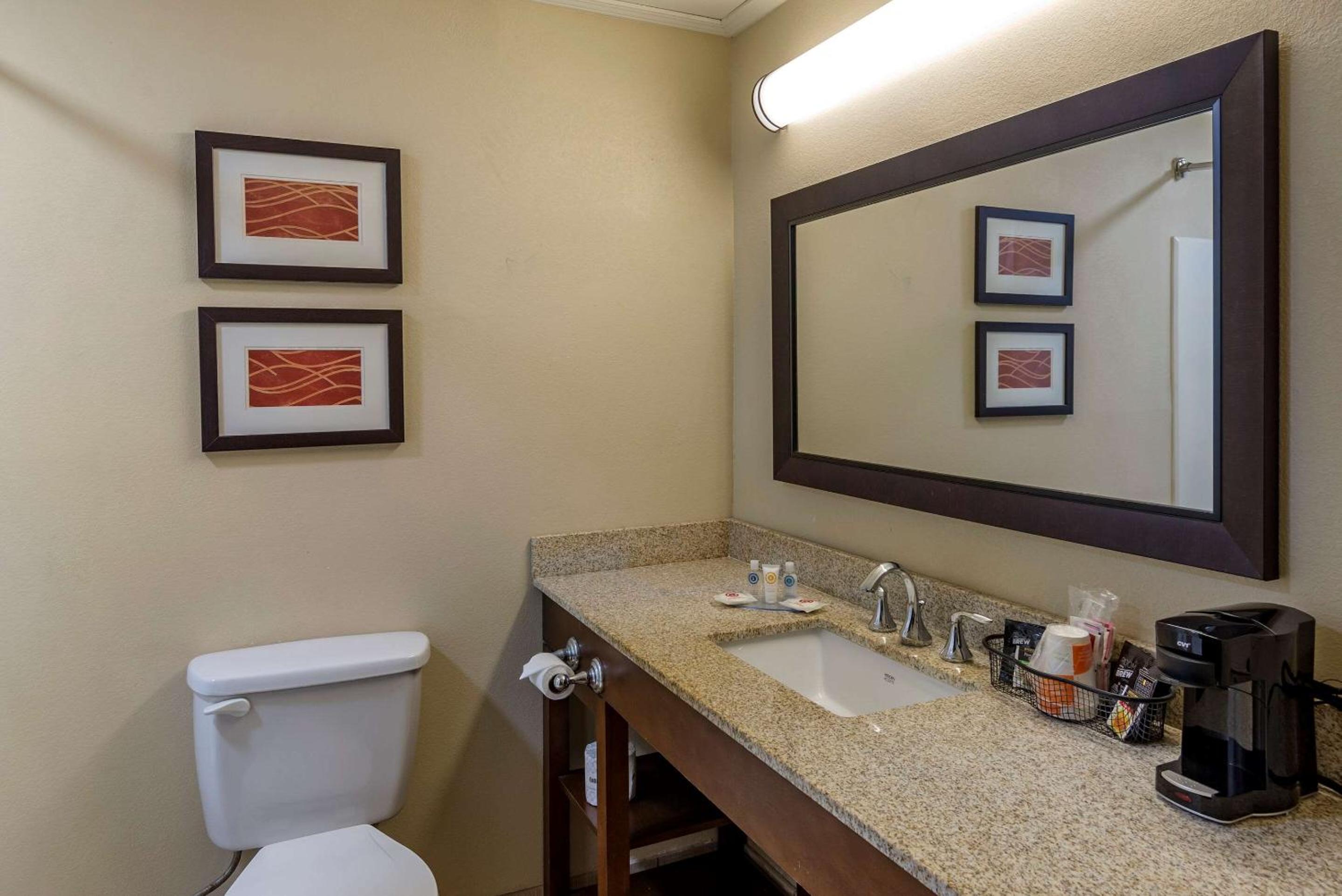 King Room - Non-Smoking - Photo 3