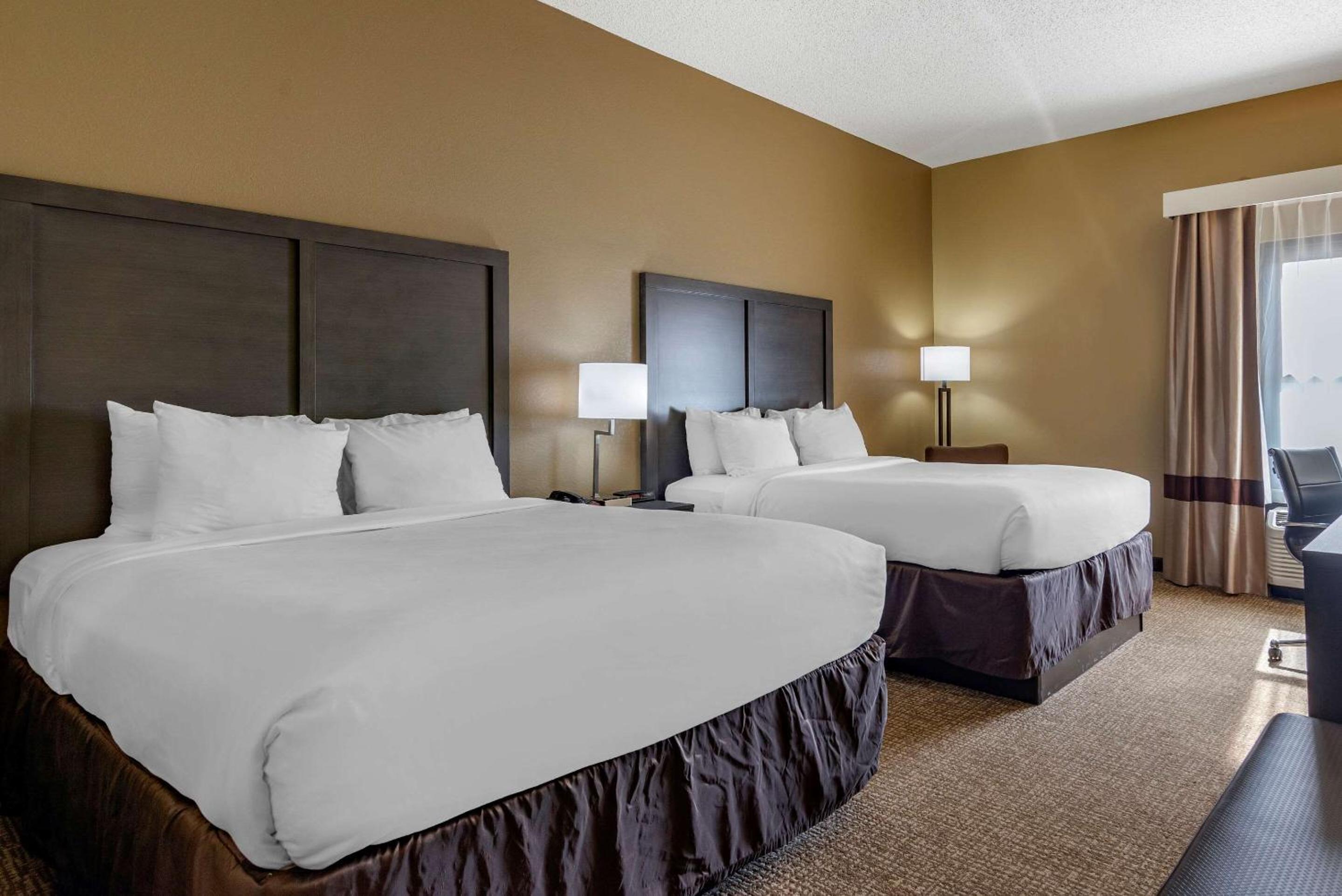 Queen Room with Two Queen Beds - Non-Smoking - Photo 3