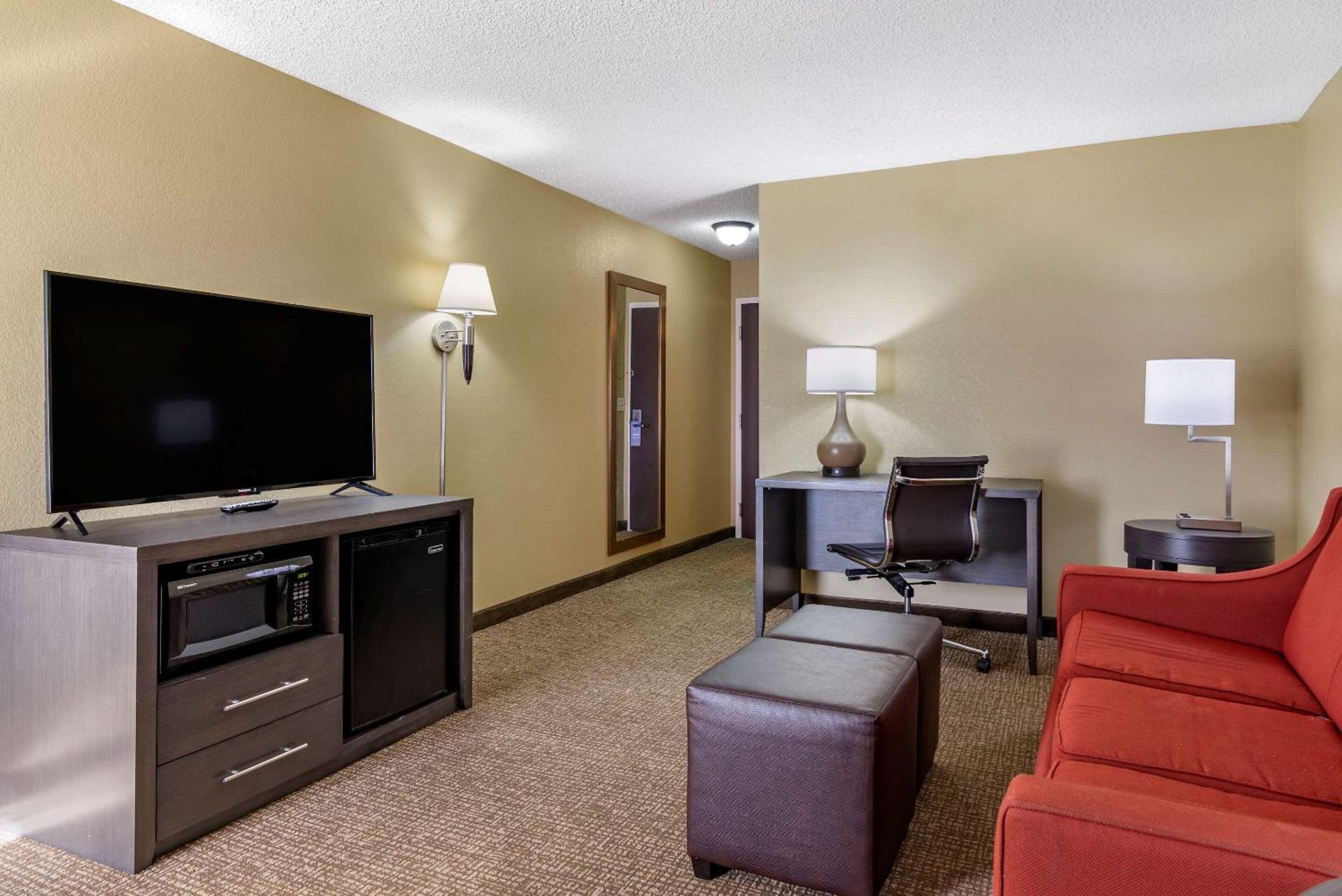 King Suite - Non-Smoking - Photo 2