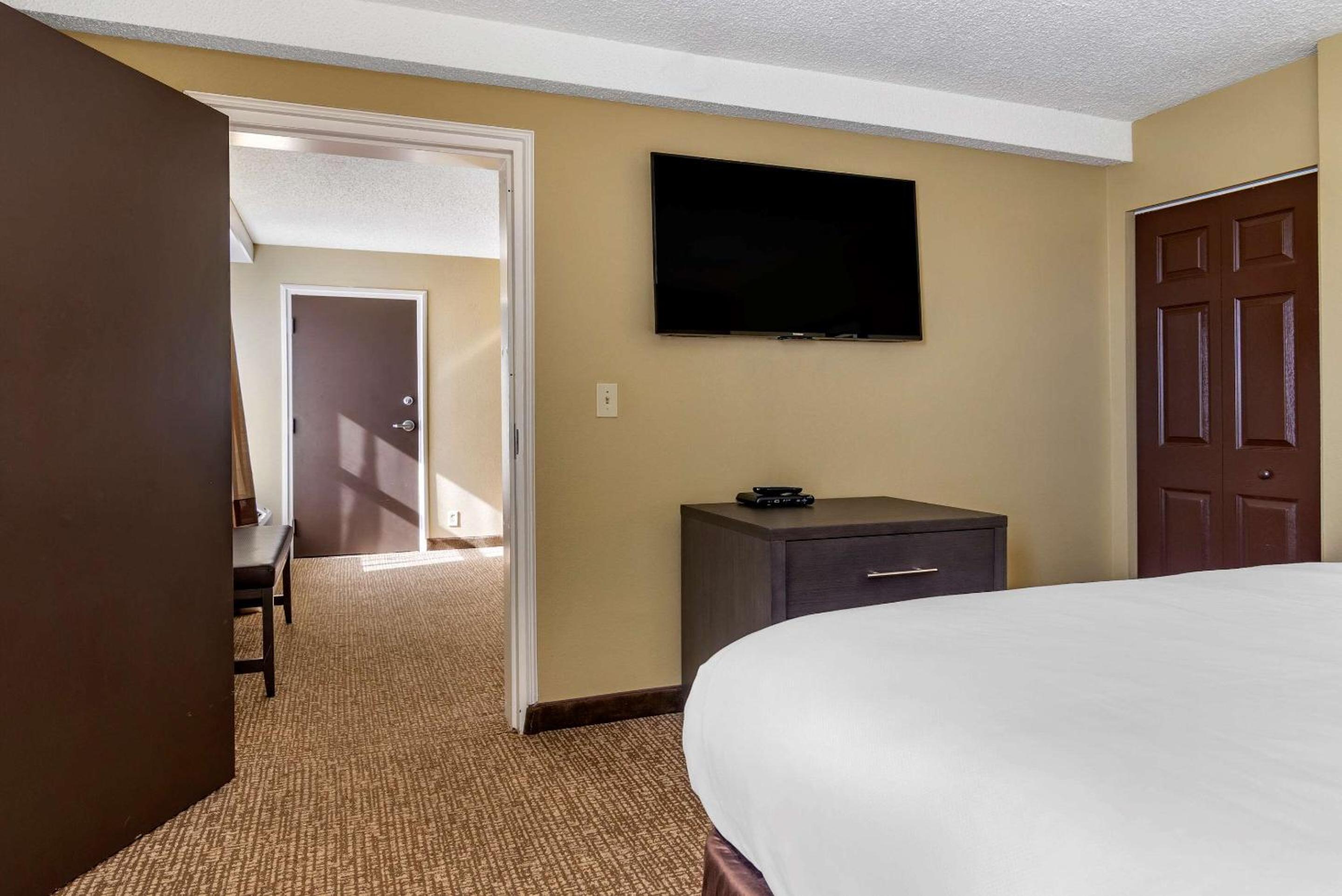 King Suite - Non-Smoking - Photo 3