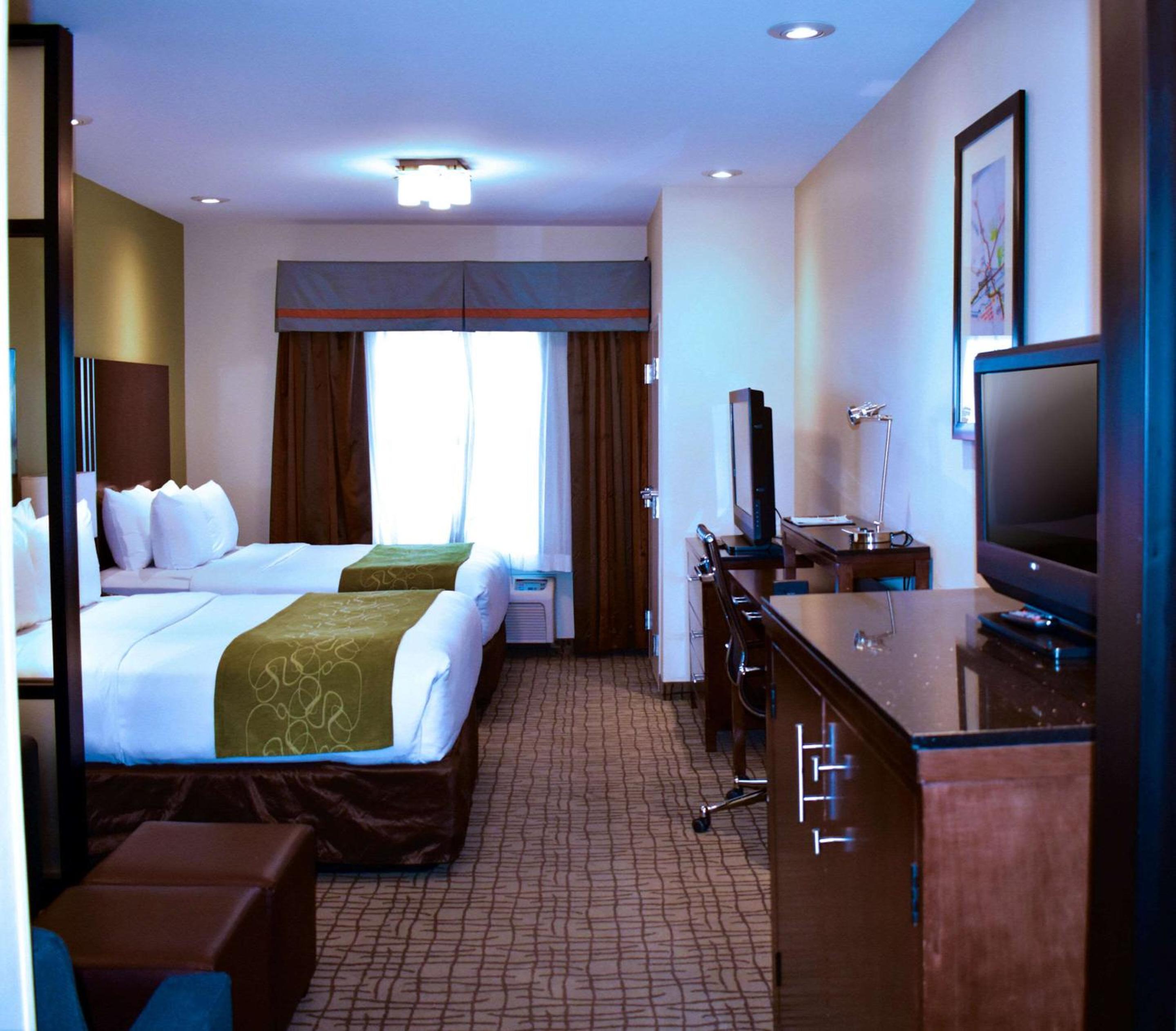  Queen Suite with Two Queen Beds  photo 3