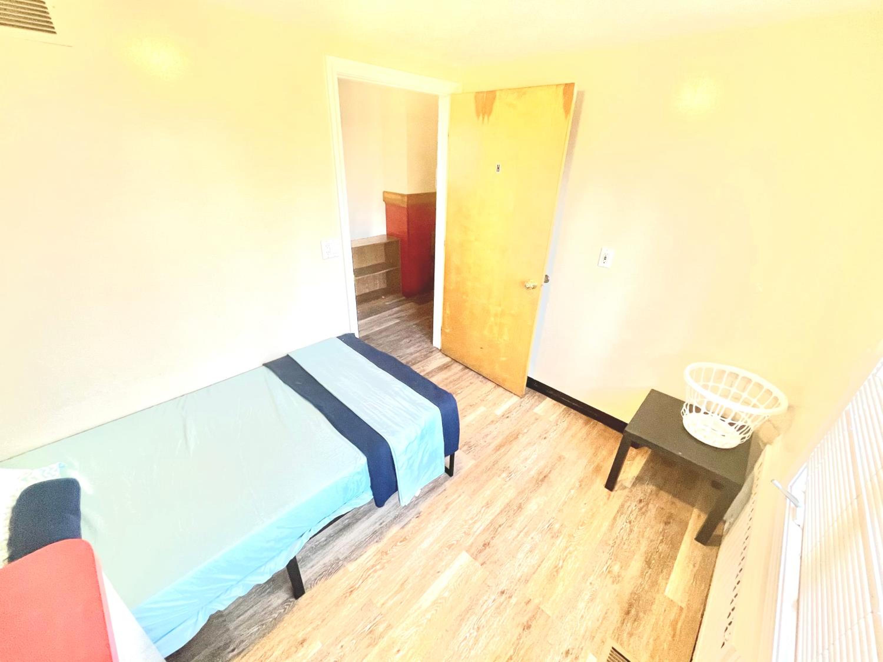 Single Room with Shared Bathroom photo 2