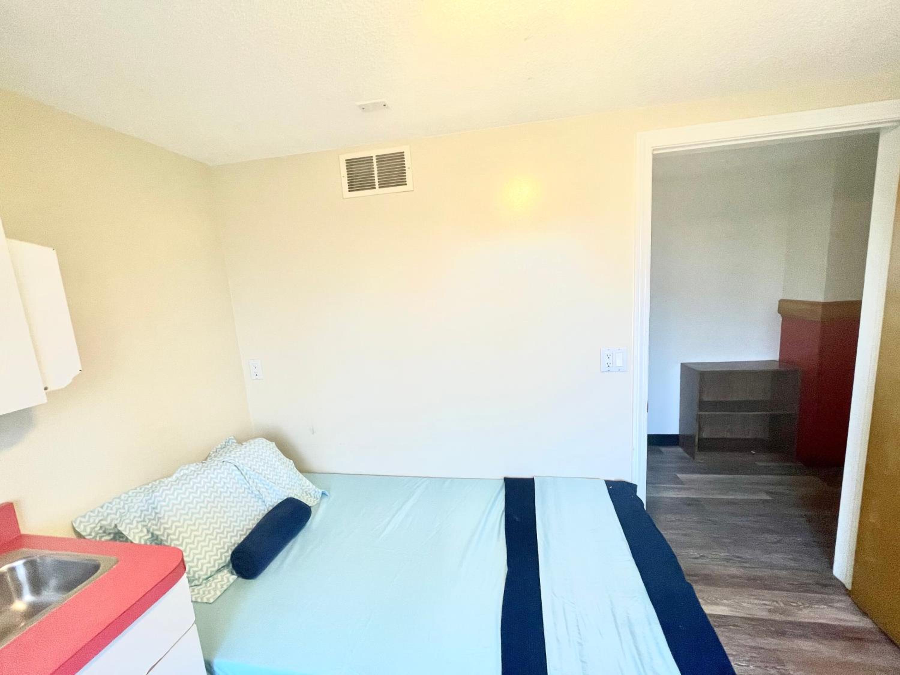 Single Room with Shared Bathroom photo 1