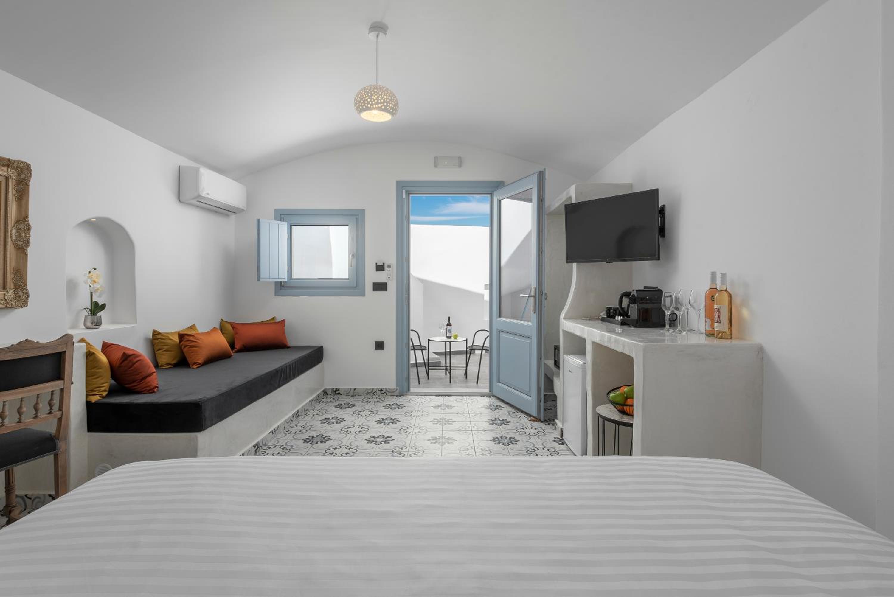 Elegant Suite with Outdoor Hot Tub