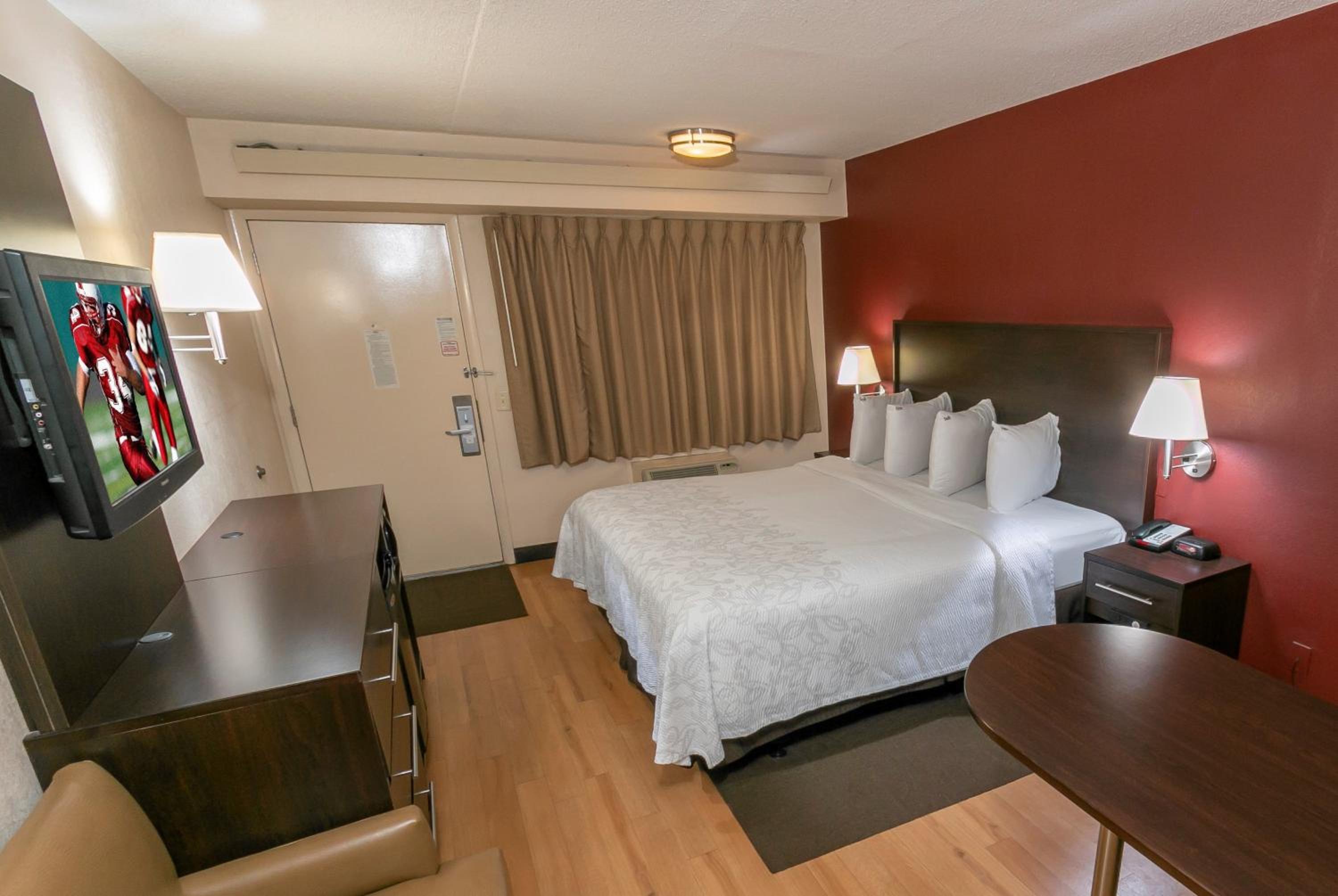 Deluxe King Room on Third Floor Smoke Free - Photo 2