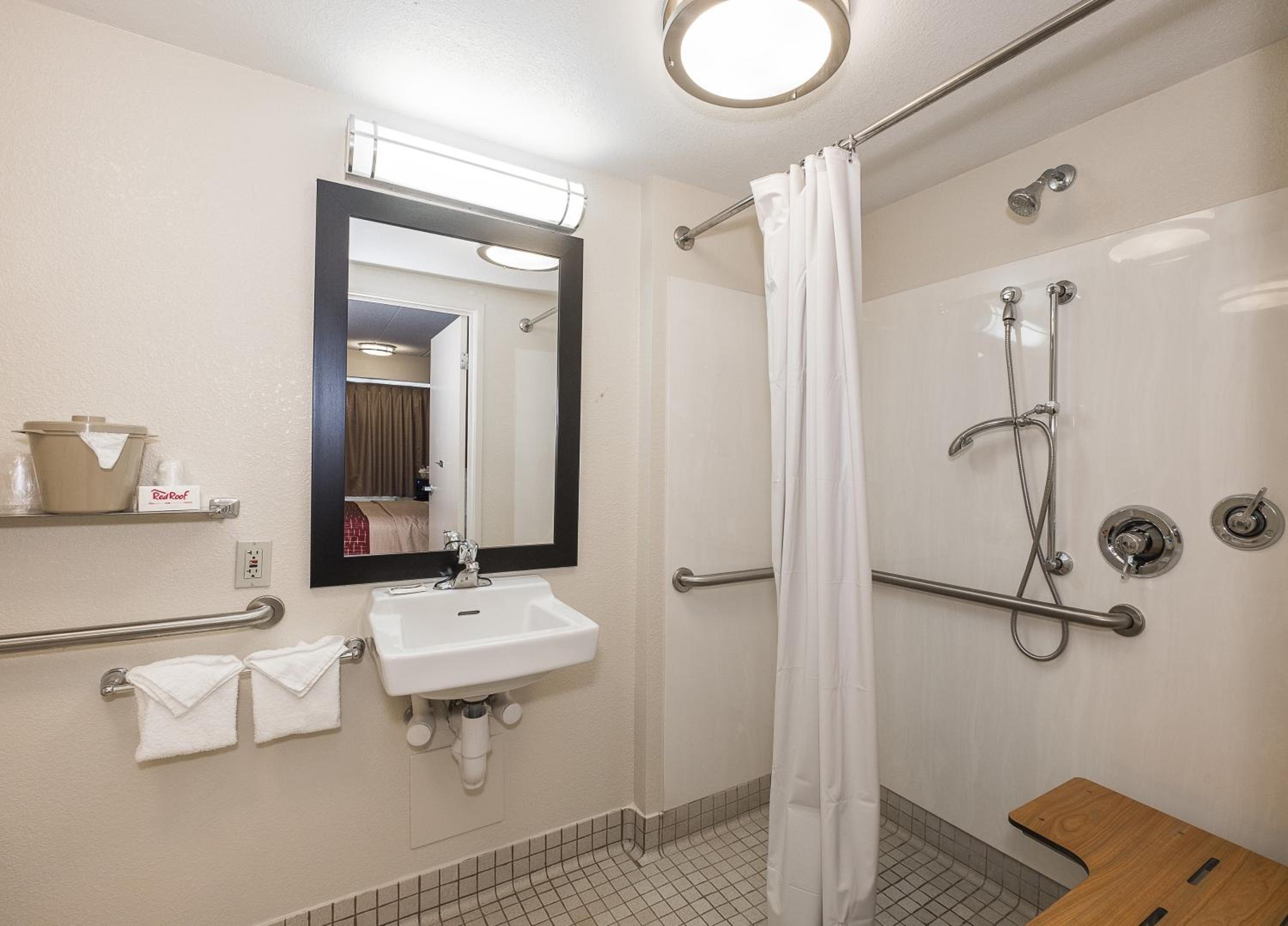 Standard King Room Disability Access Roll-ln Shower Smoke Free - Photo 2