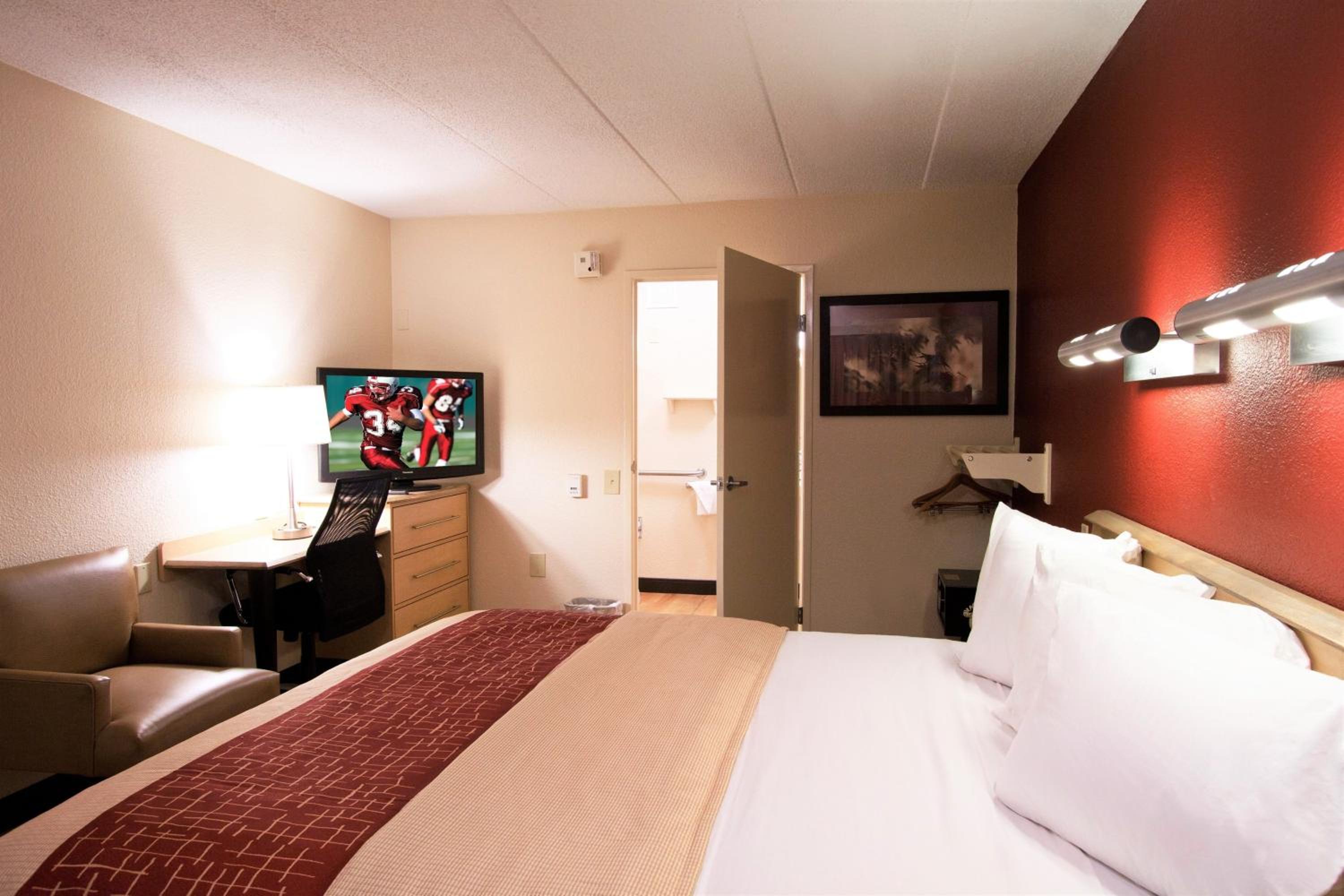 Superior King Room Disability Access Smoke Free - Photo 7