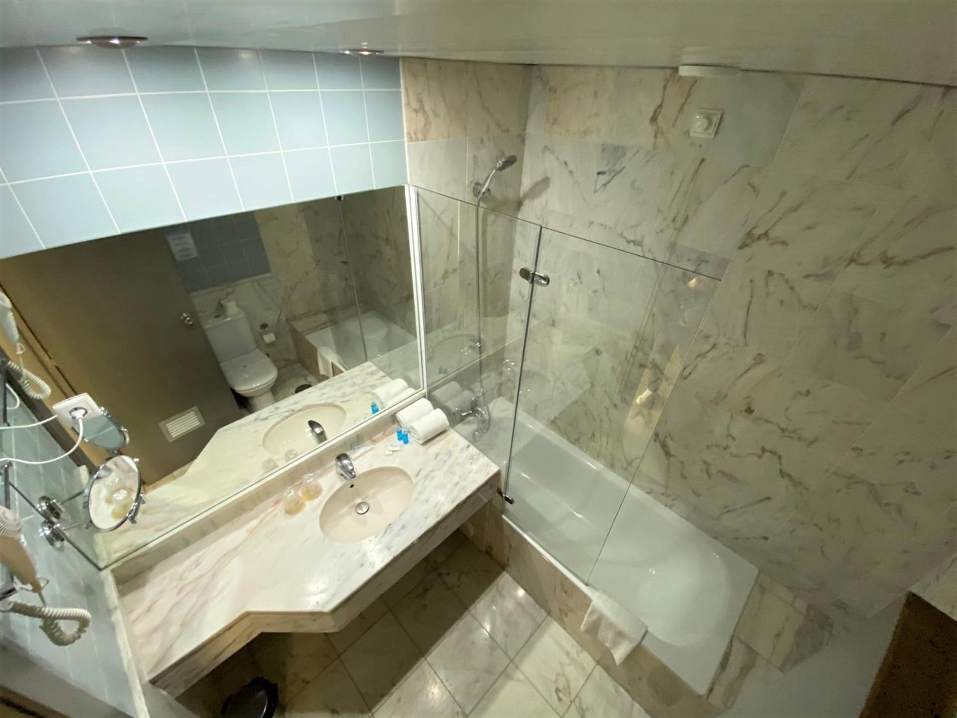 Twin Room with Balcony - Photo 9