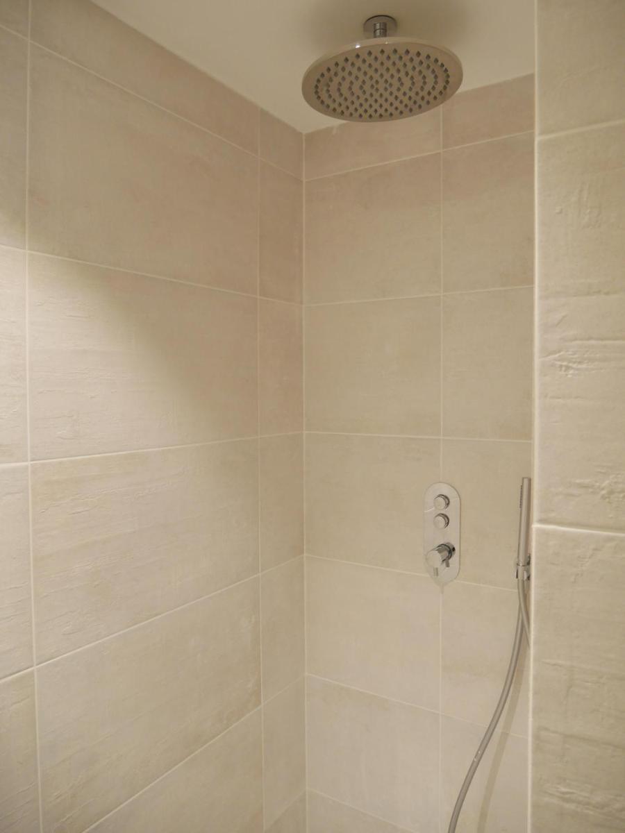Apartment with Shower - Photo 7