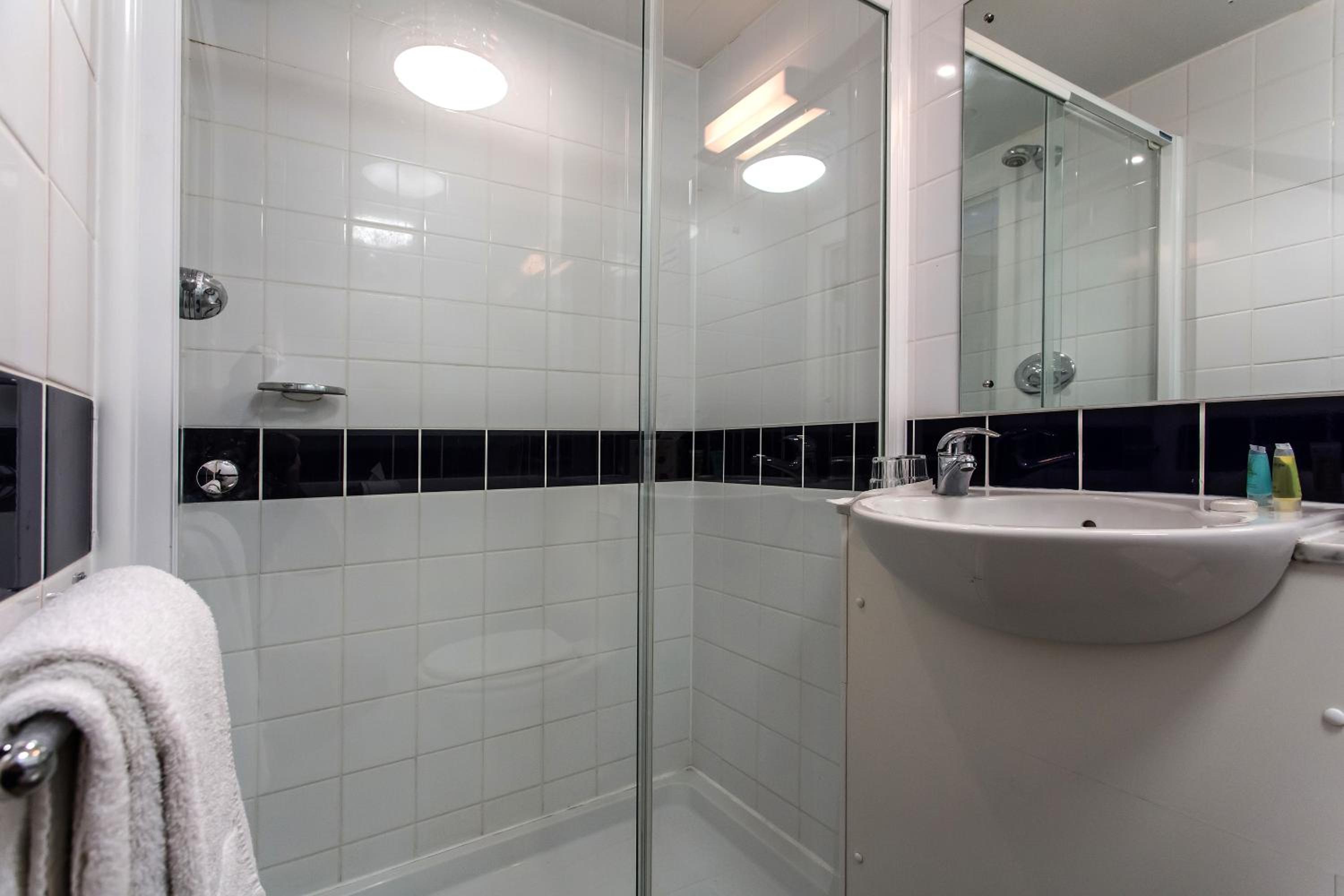 Standard Twin Room - Photo 2