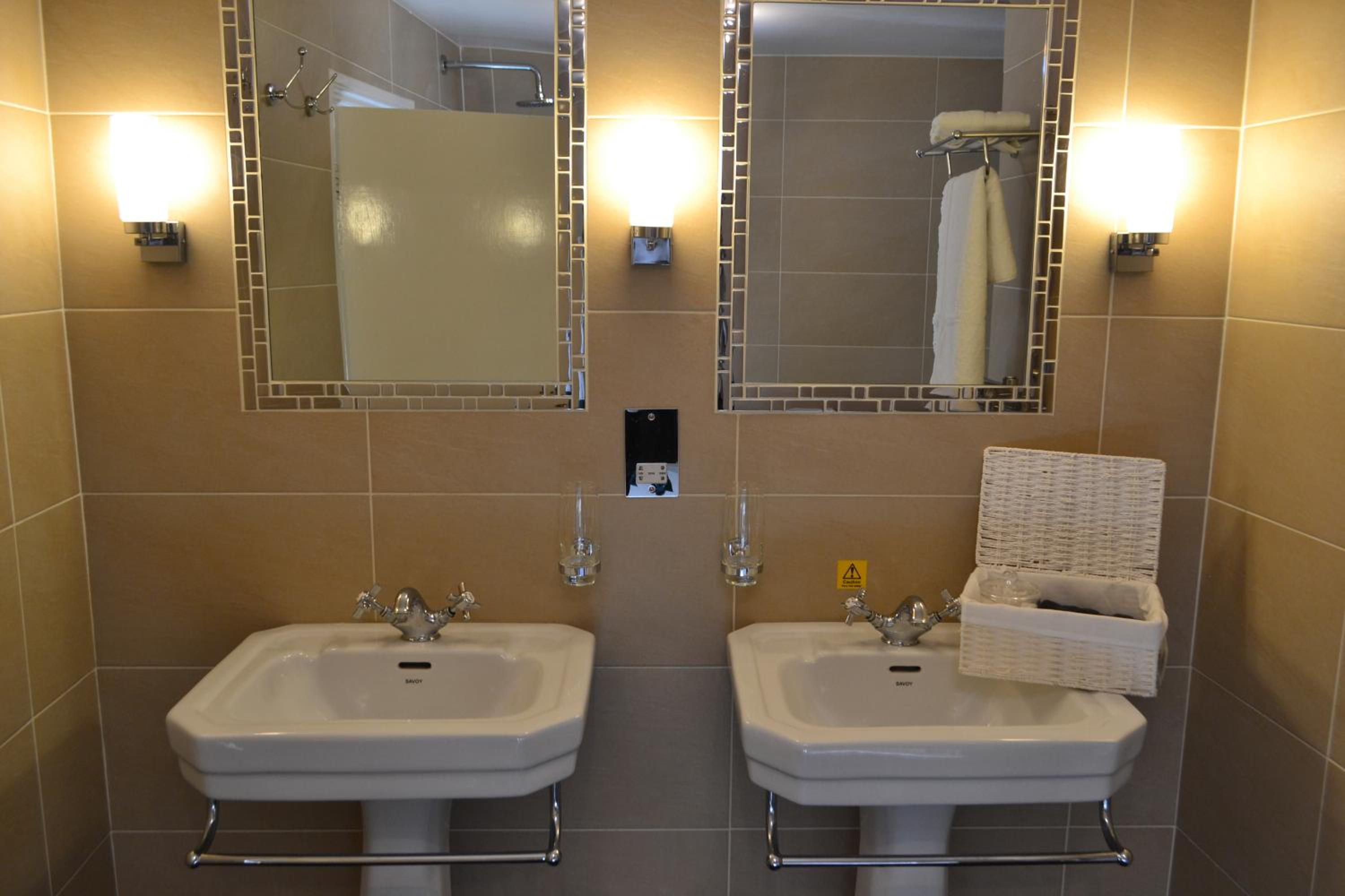 Luxury Suite - Photo 6