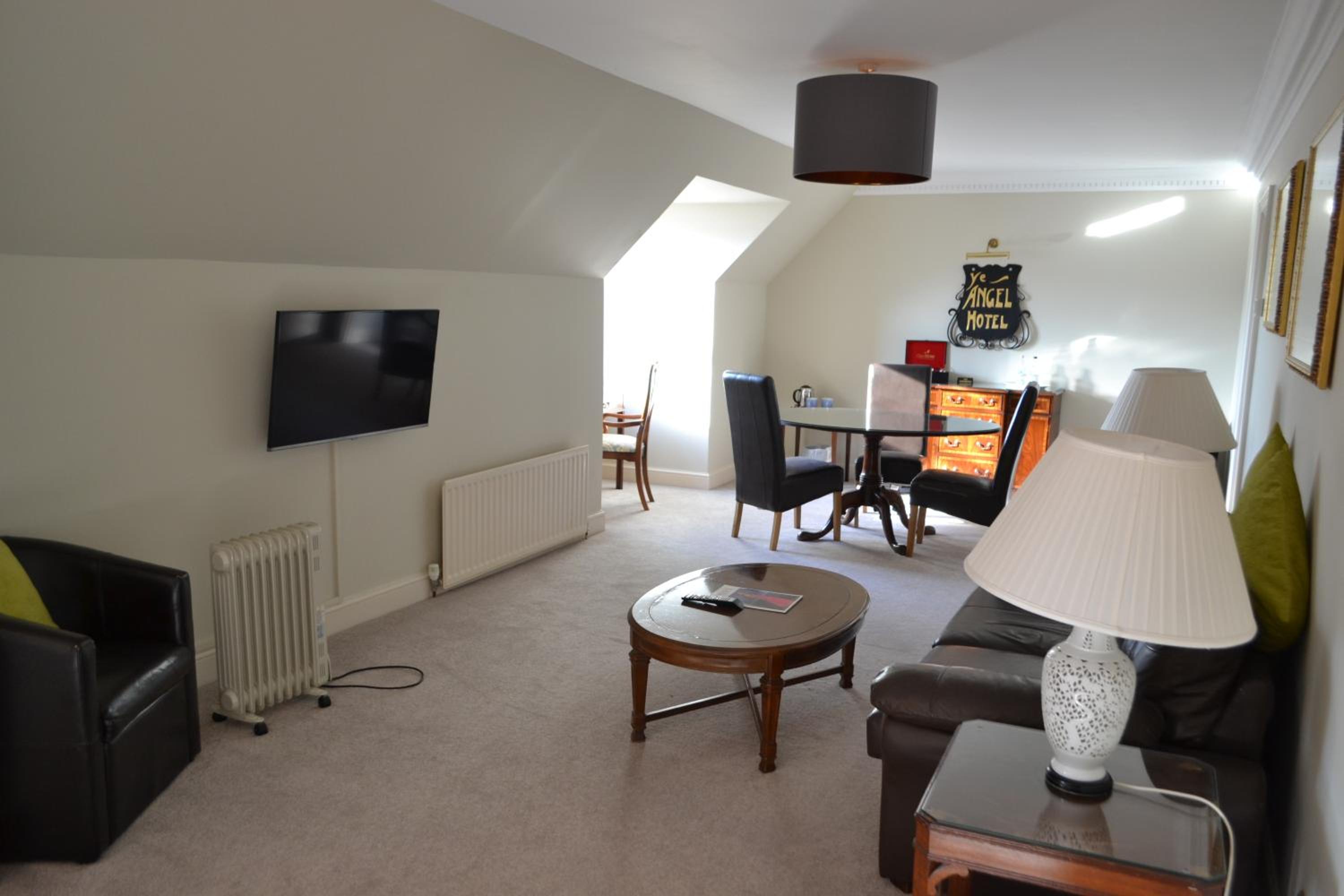 Luxury Suite - Photo 16