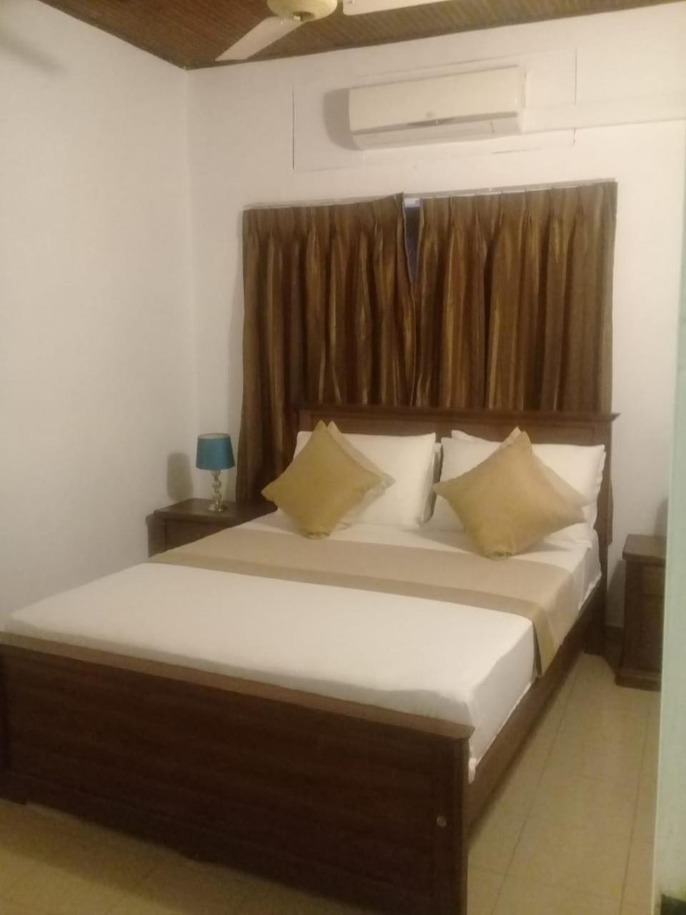 Queen Room photo 2