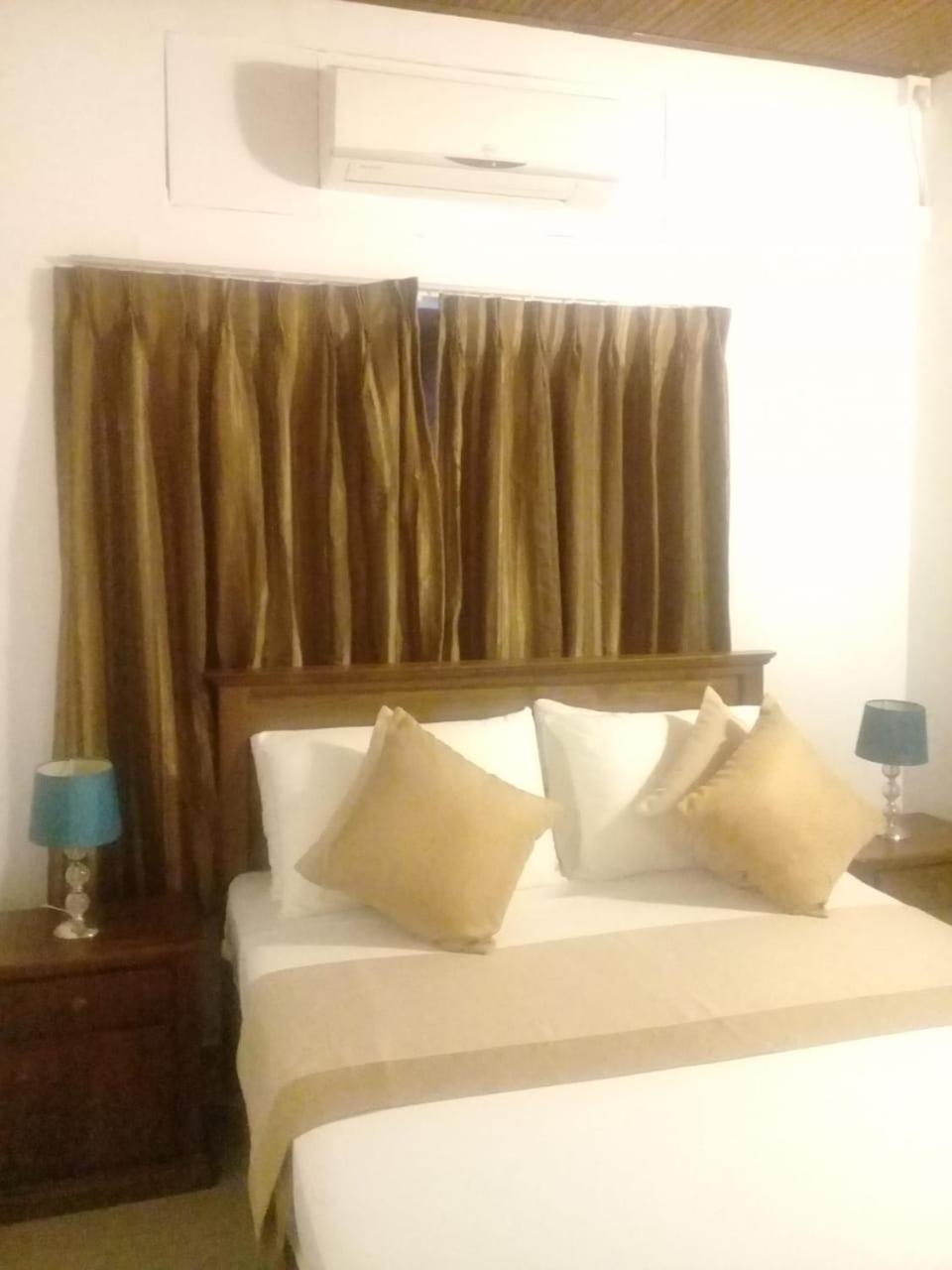 Queen Room photo 1