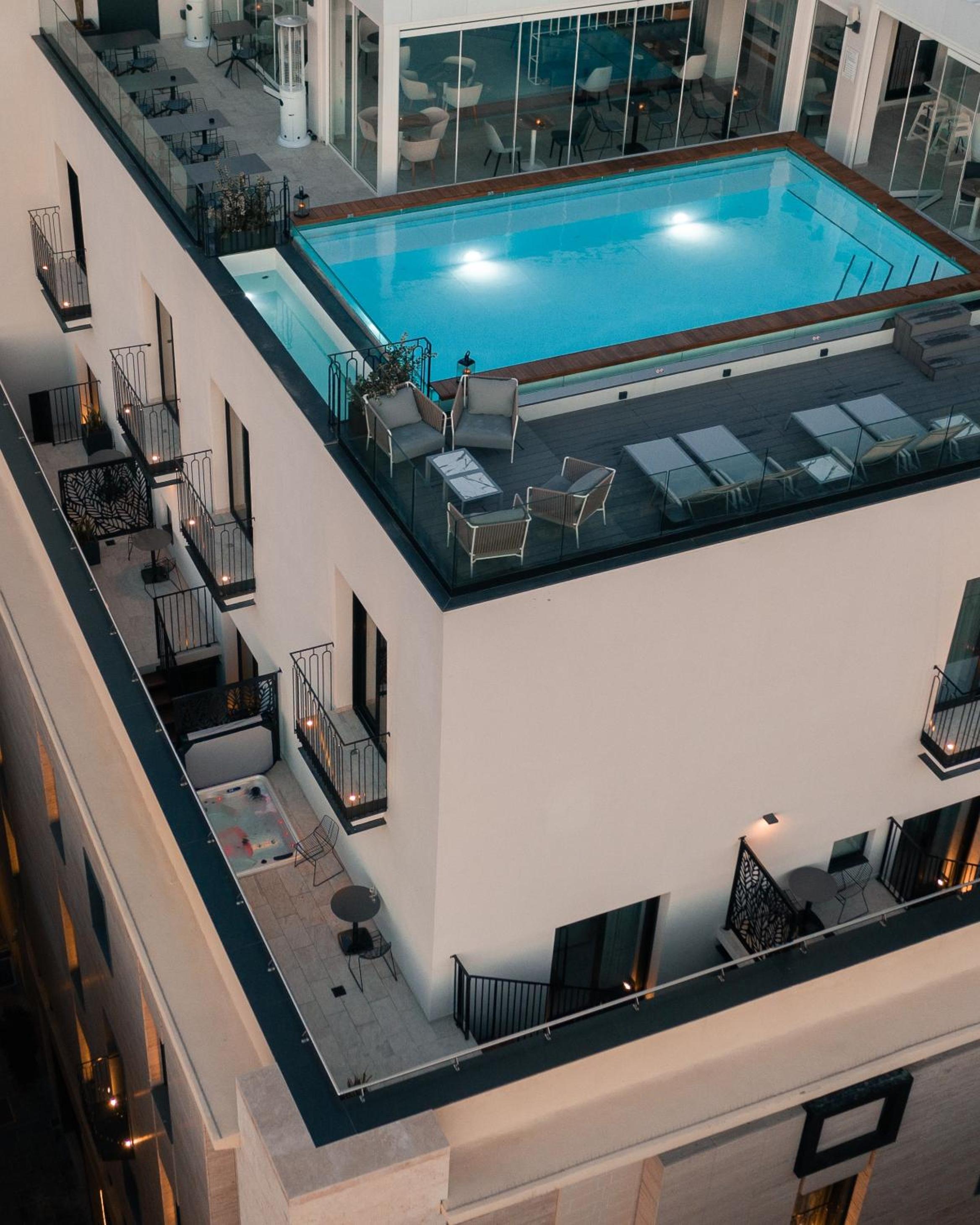 Superior Suite with Sea View and Hot Tub thumbnail 6