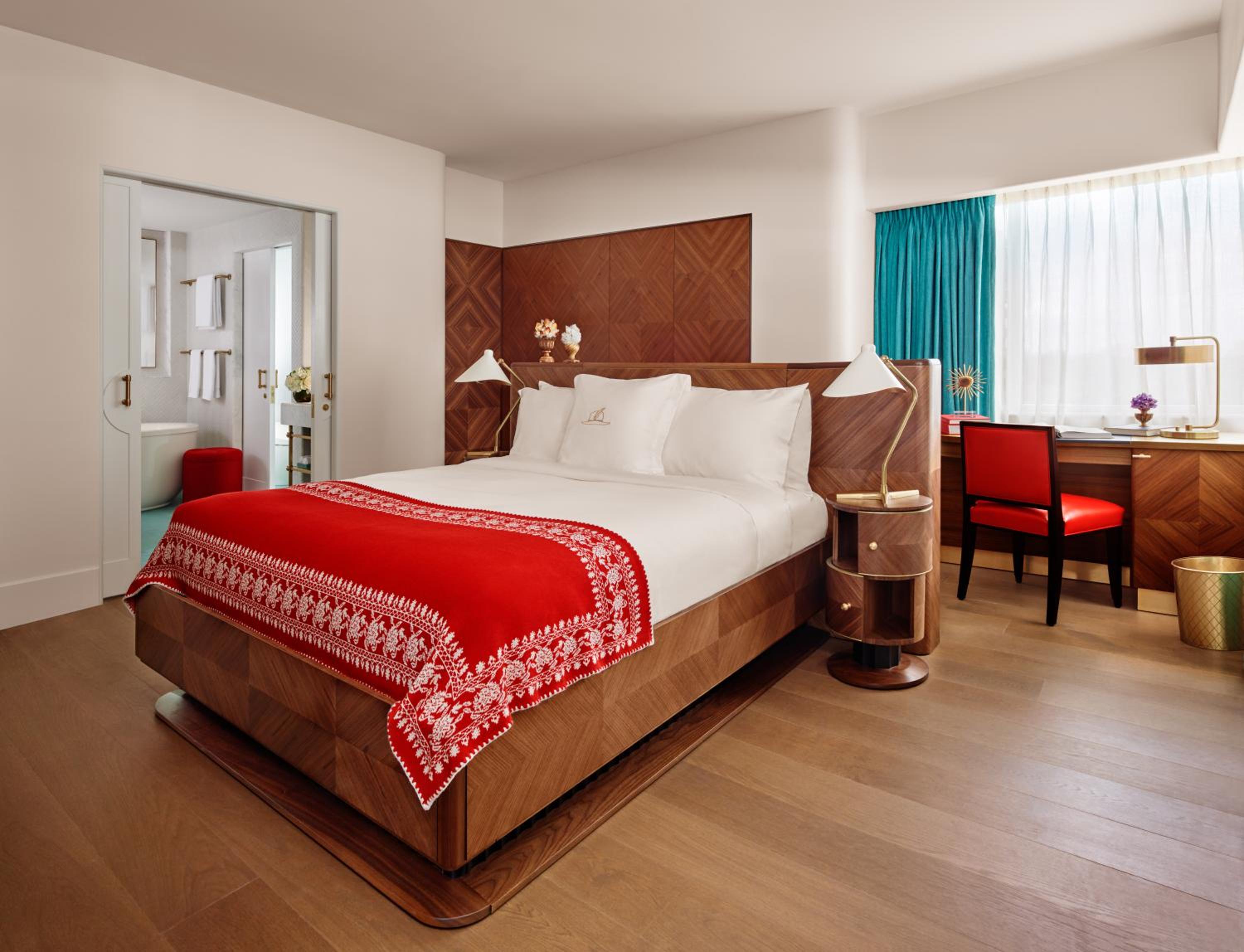 Junior Queen Suite with Bay View