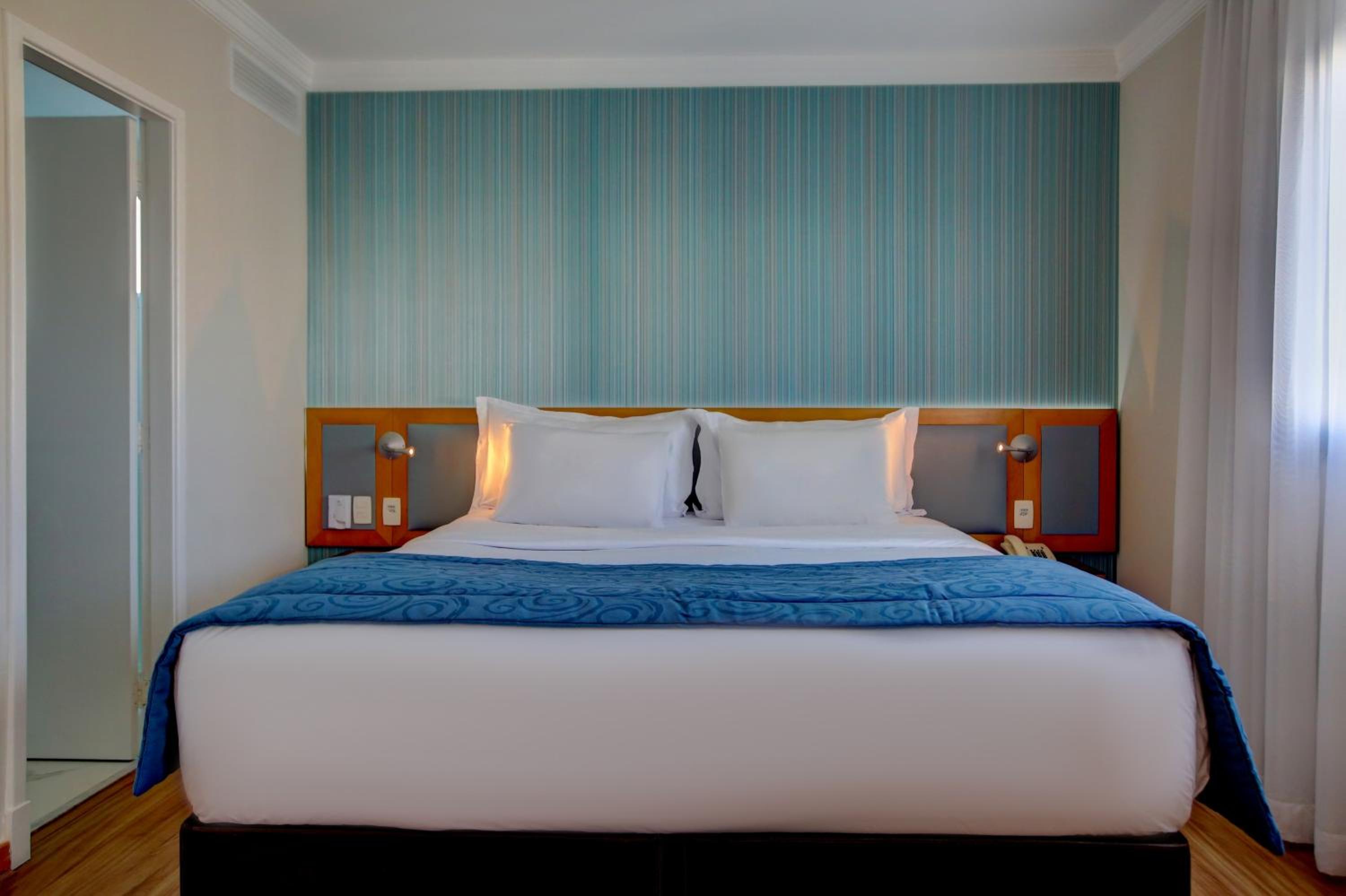 Business Class Suite King Bed thumbnail 5