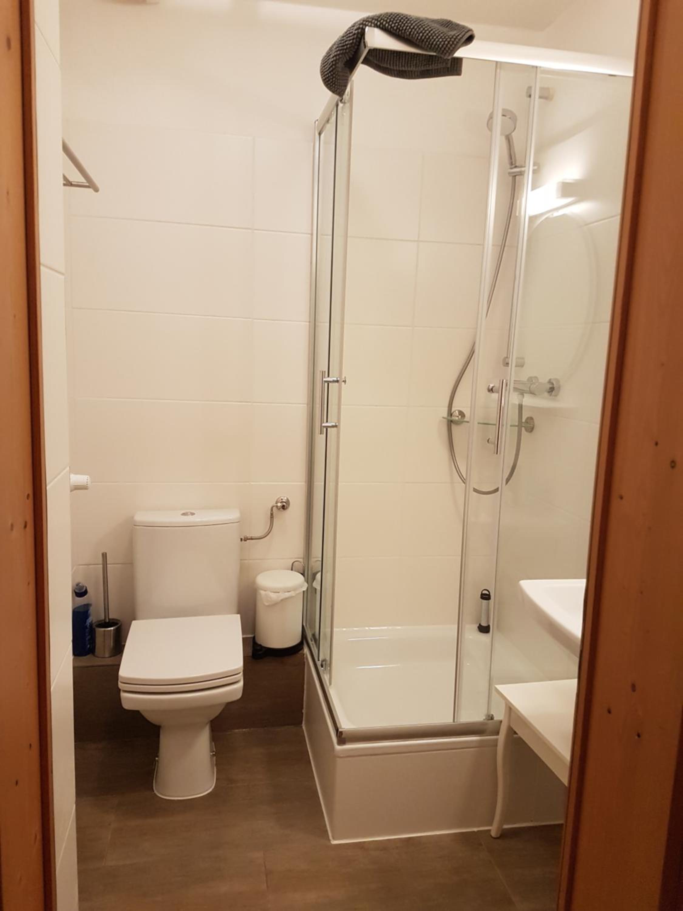Double Room with Private Bathroom - Photo 10