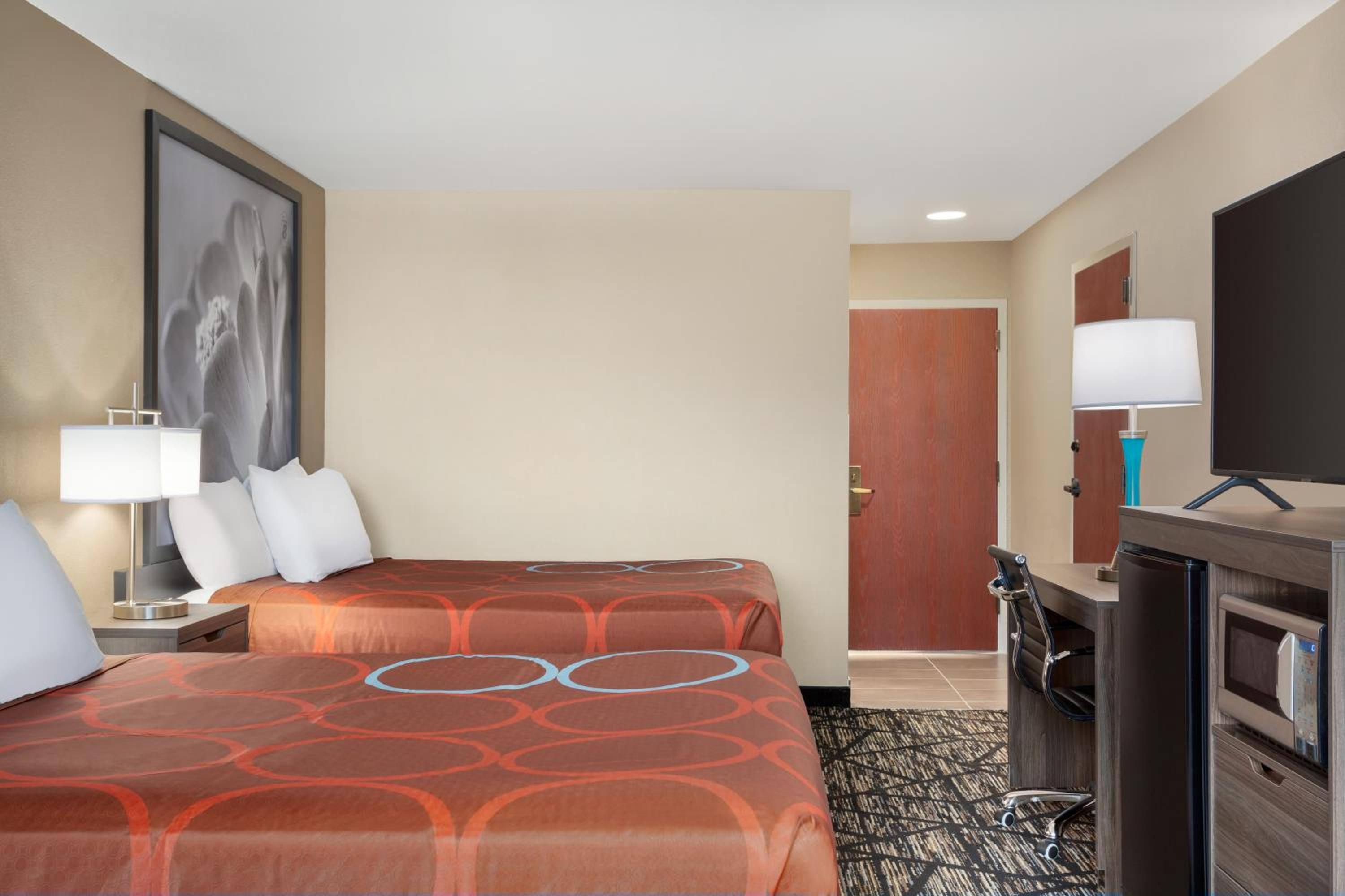 Queen Room with Two Queen Beds - Non-Smoking - Photo 3