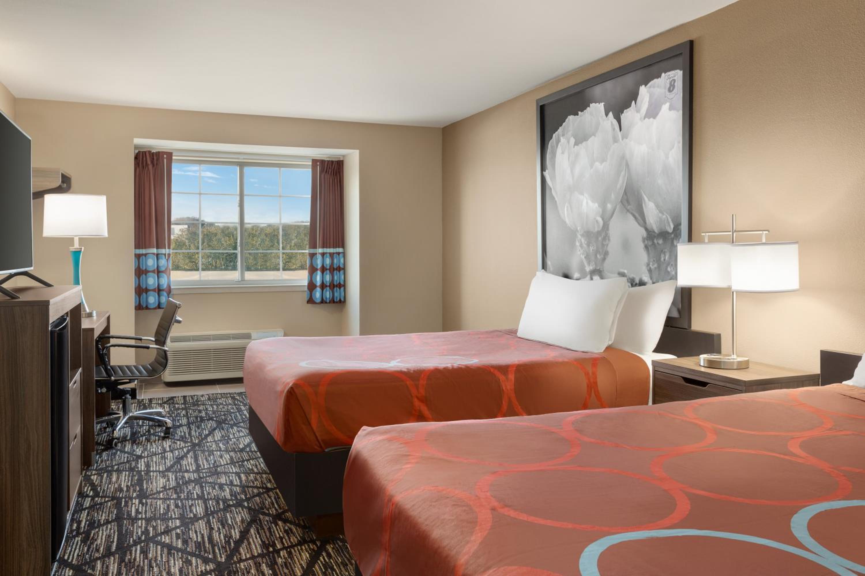 Queen Room with Two Queen Beds - Non-Smoking - Photo 1