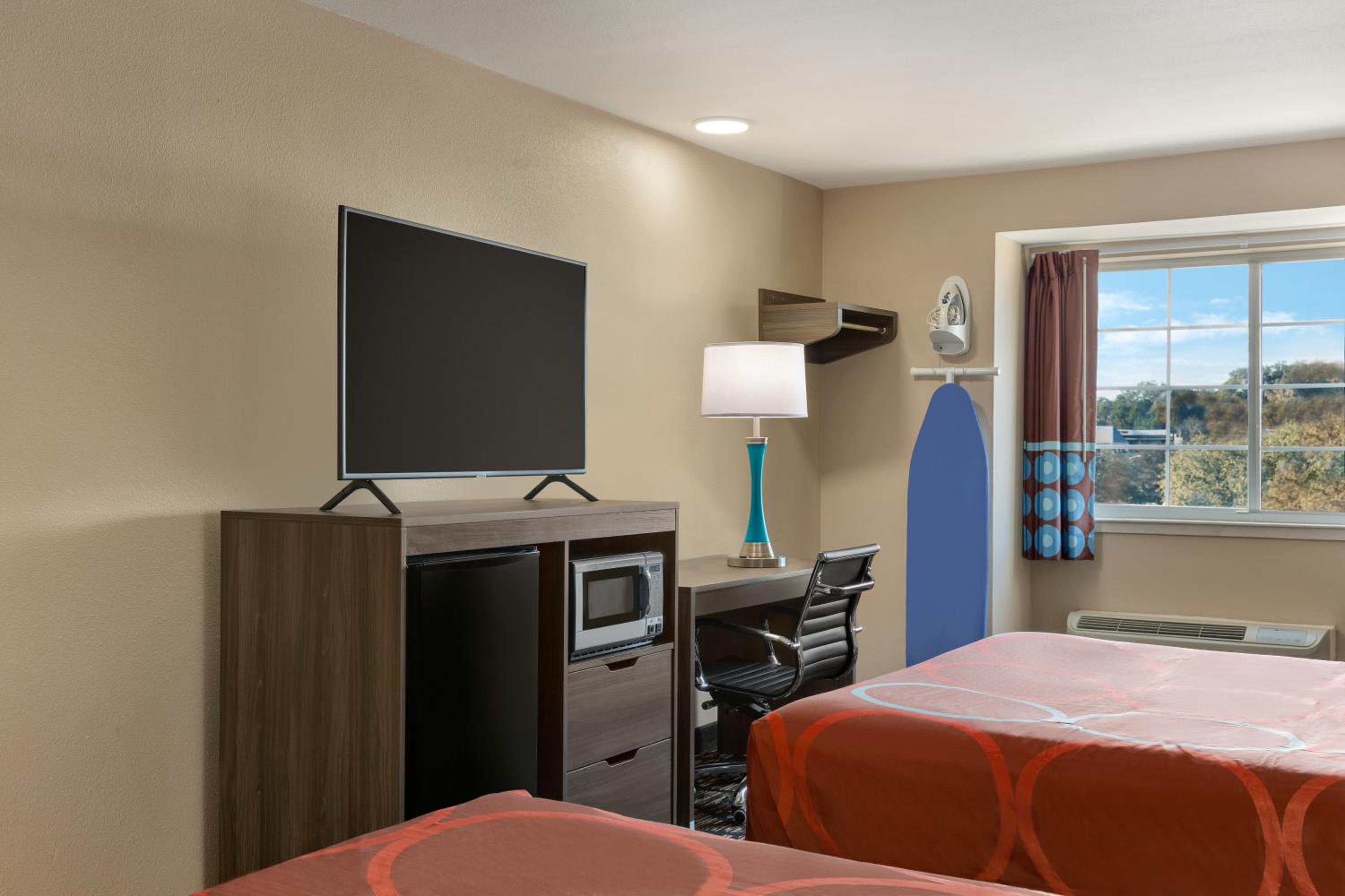 Queen Room with Two Queen Beds - Non-Smoking - Photo 4