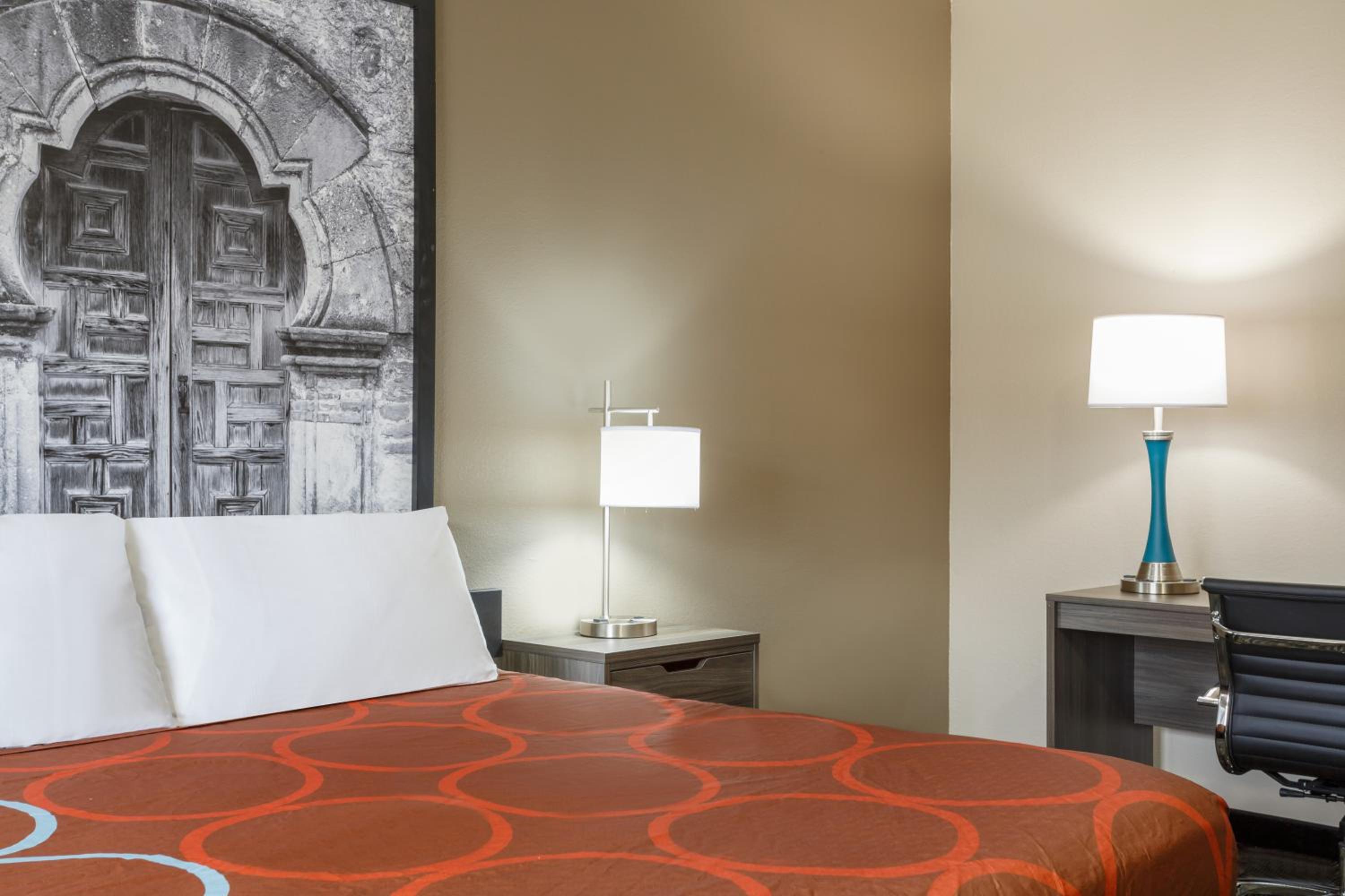 King Room - Non-Smoking - Photo 2