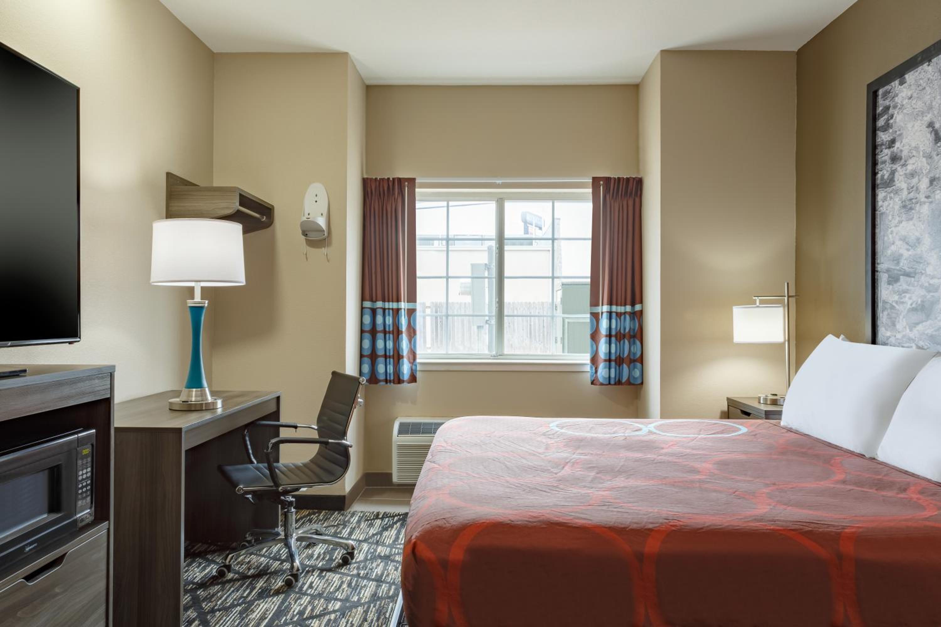 King Room - Non-Smoking - Photo 3