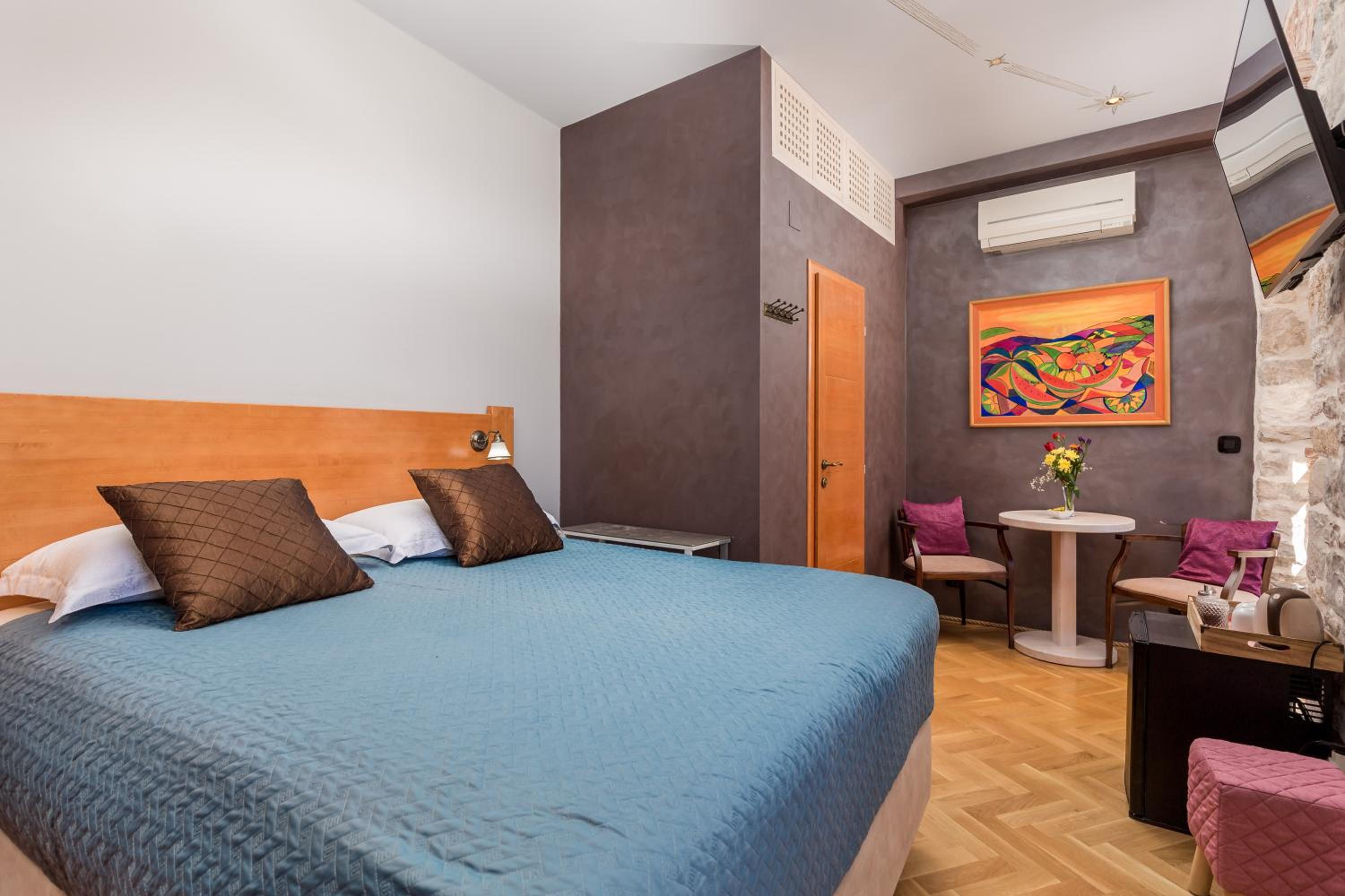 Double Room - Photo 25