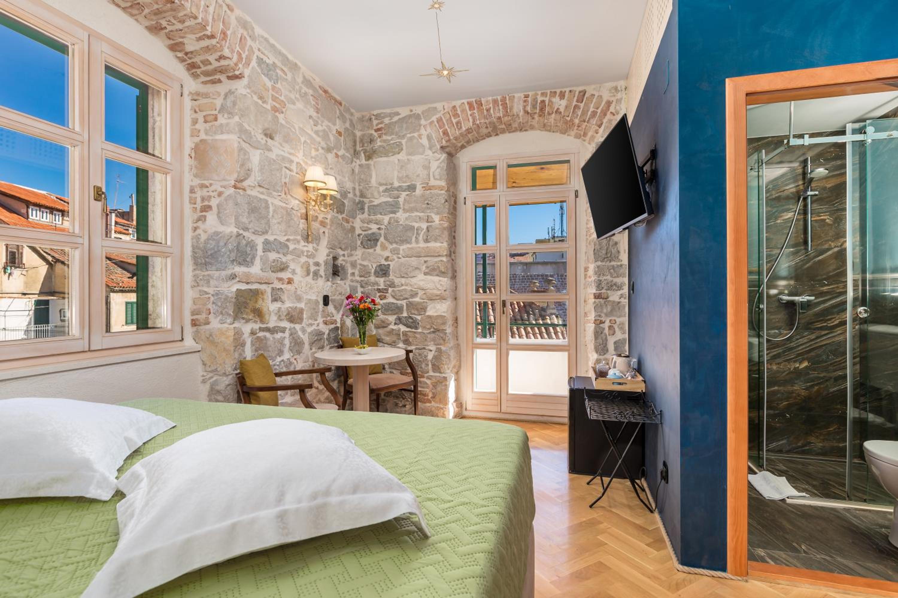 Double Room - Photo 8