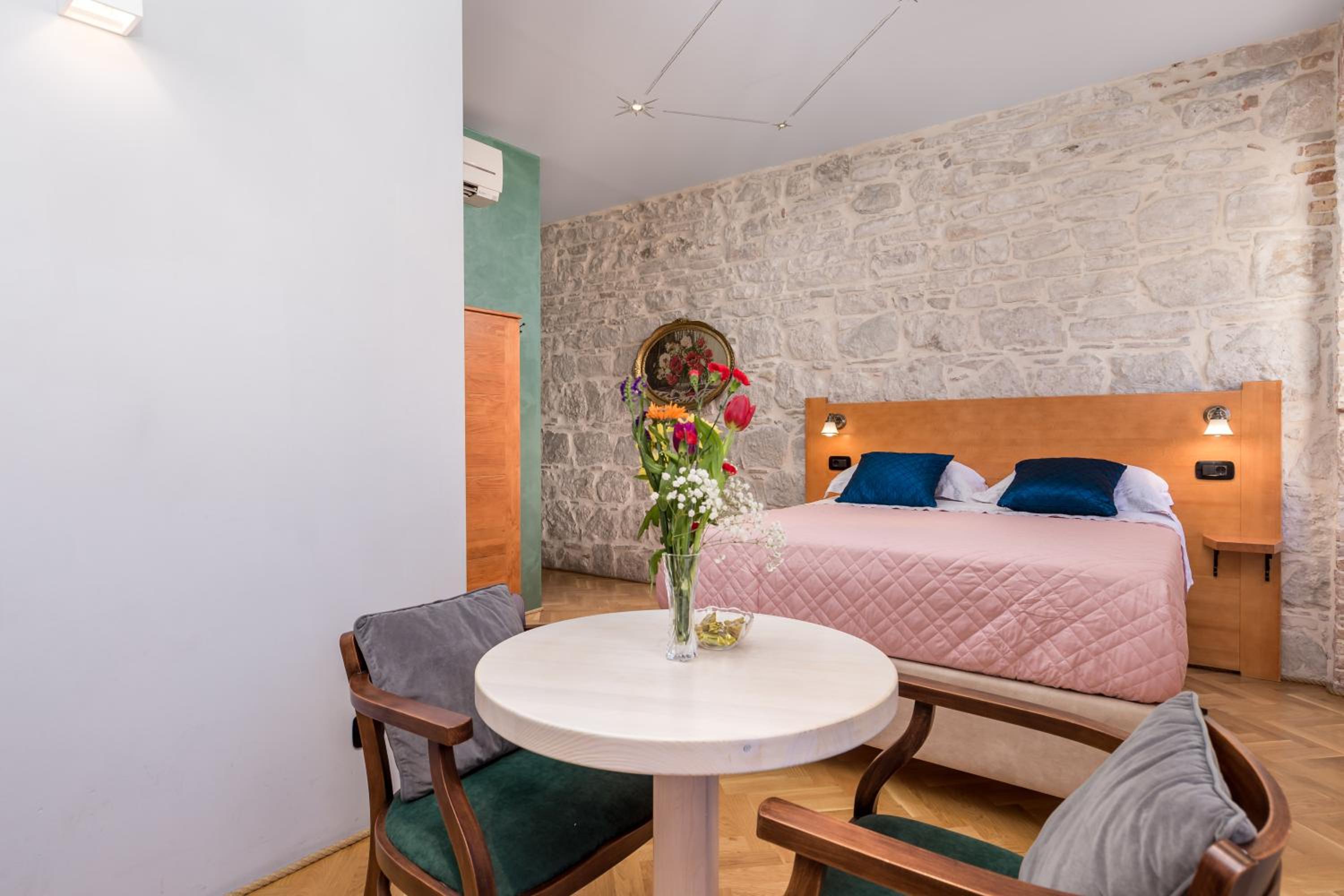 Double Room - Photo 5