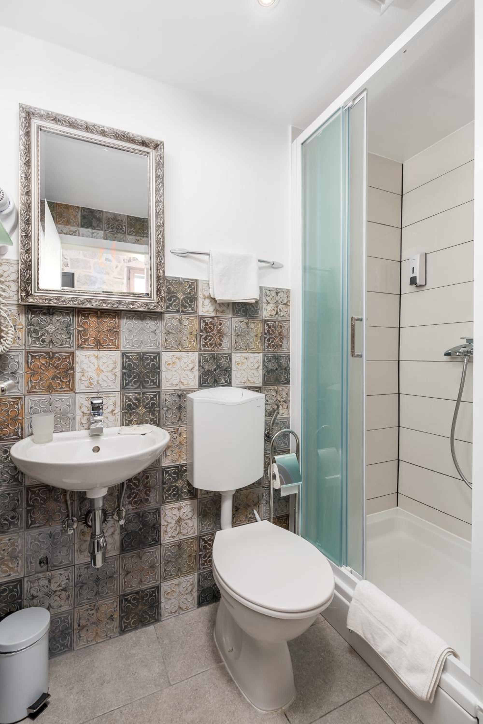 Double Room - Photo 12