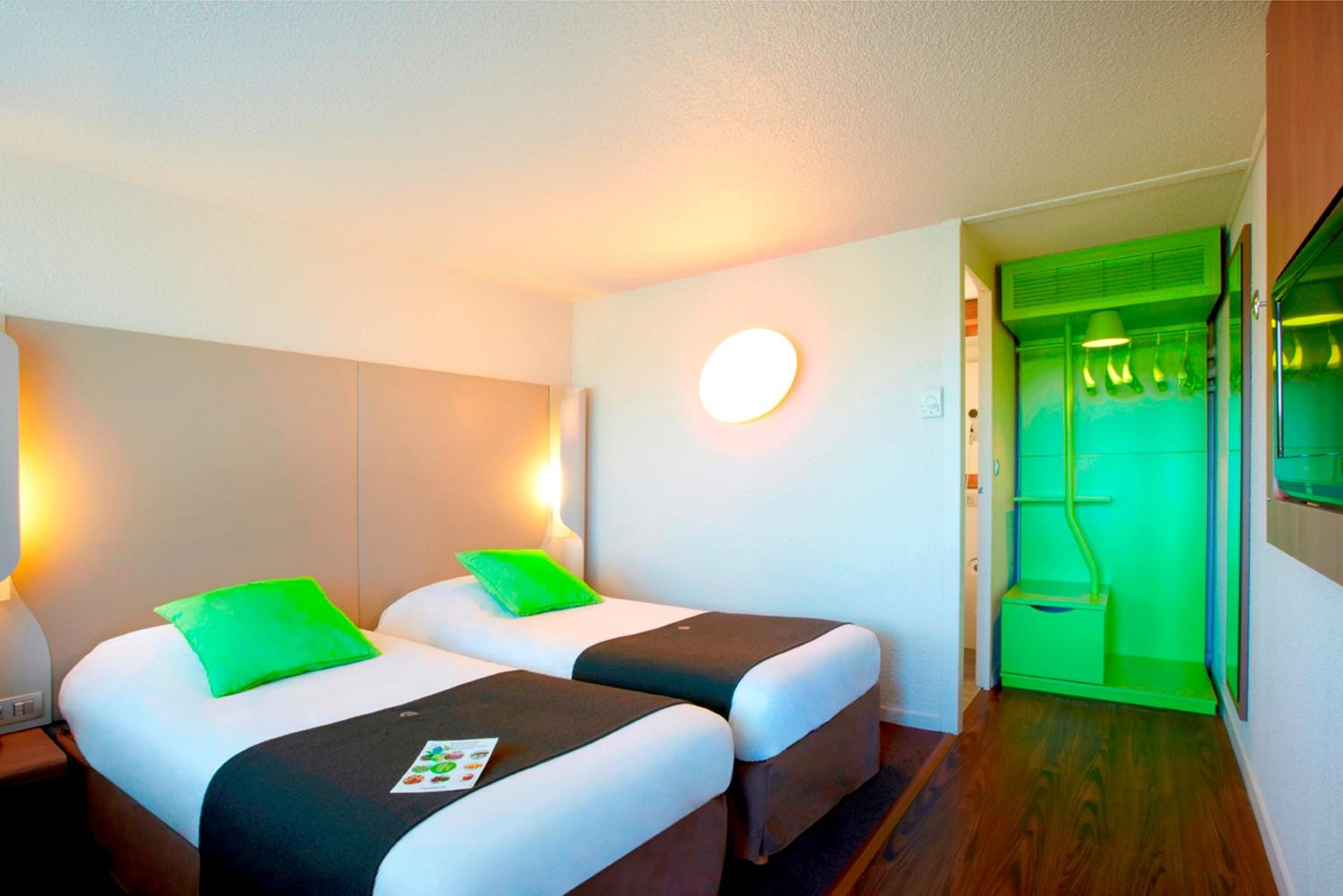 Standard Twin Room - Photo 4