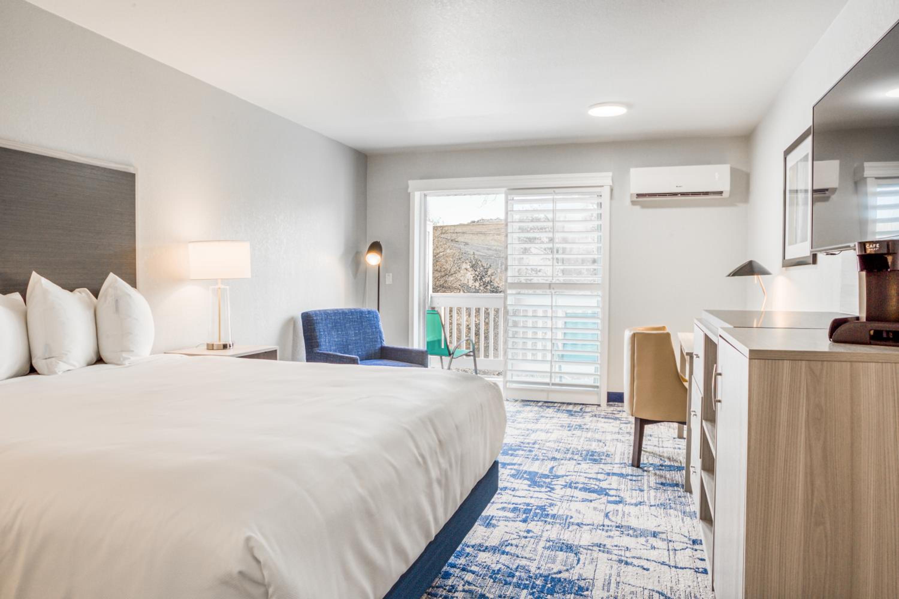 King Room with Balcony - Photo 1