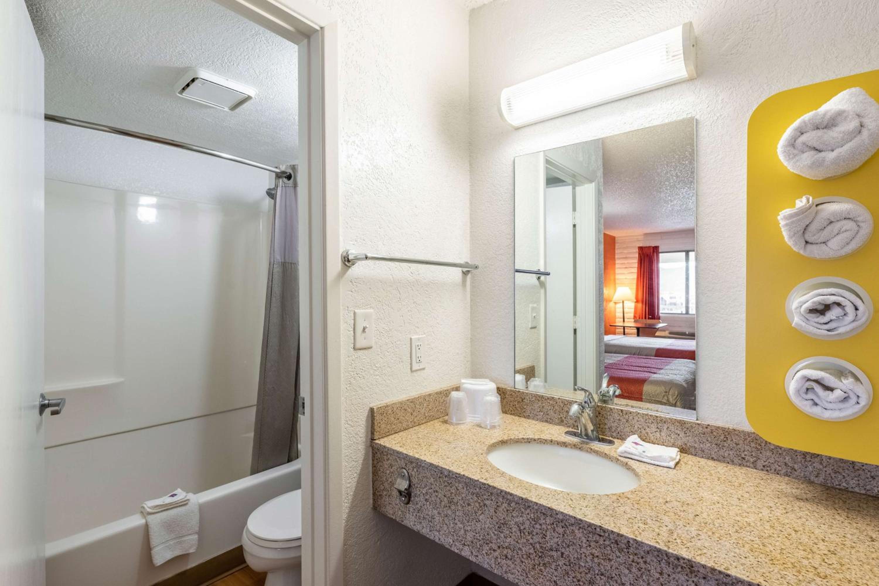 Deluxe Queen Room with Two Queen Beds - Non-Smoking photo 2