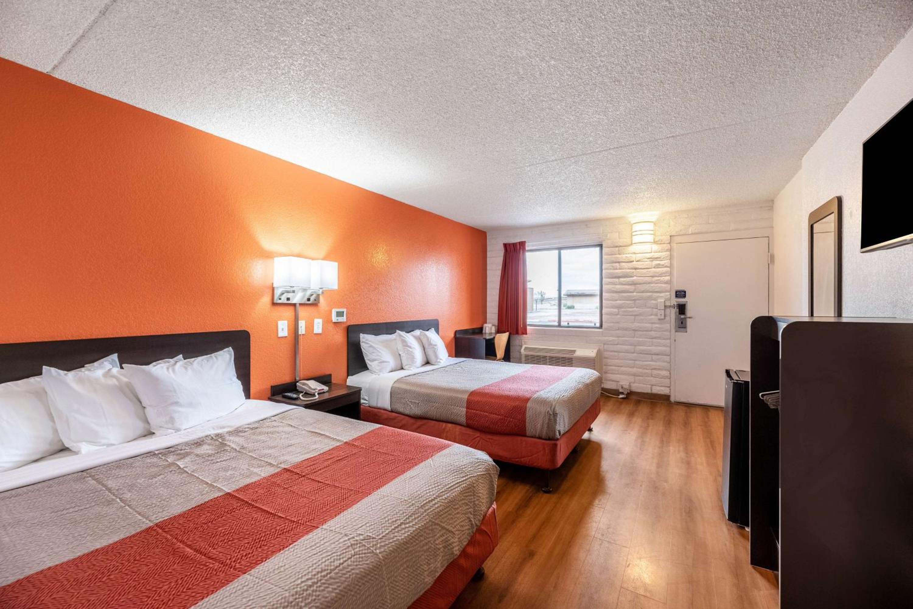 Deluxe Queen Room with Two Queen Beds - Smoking photo 2