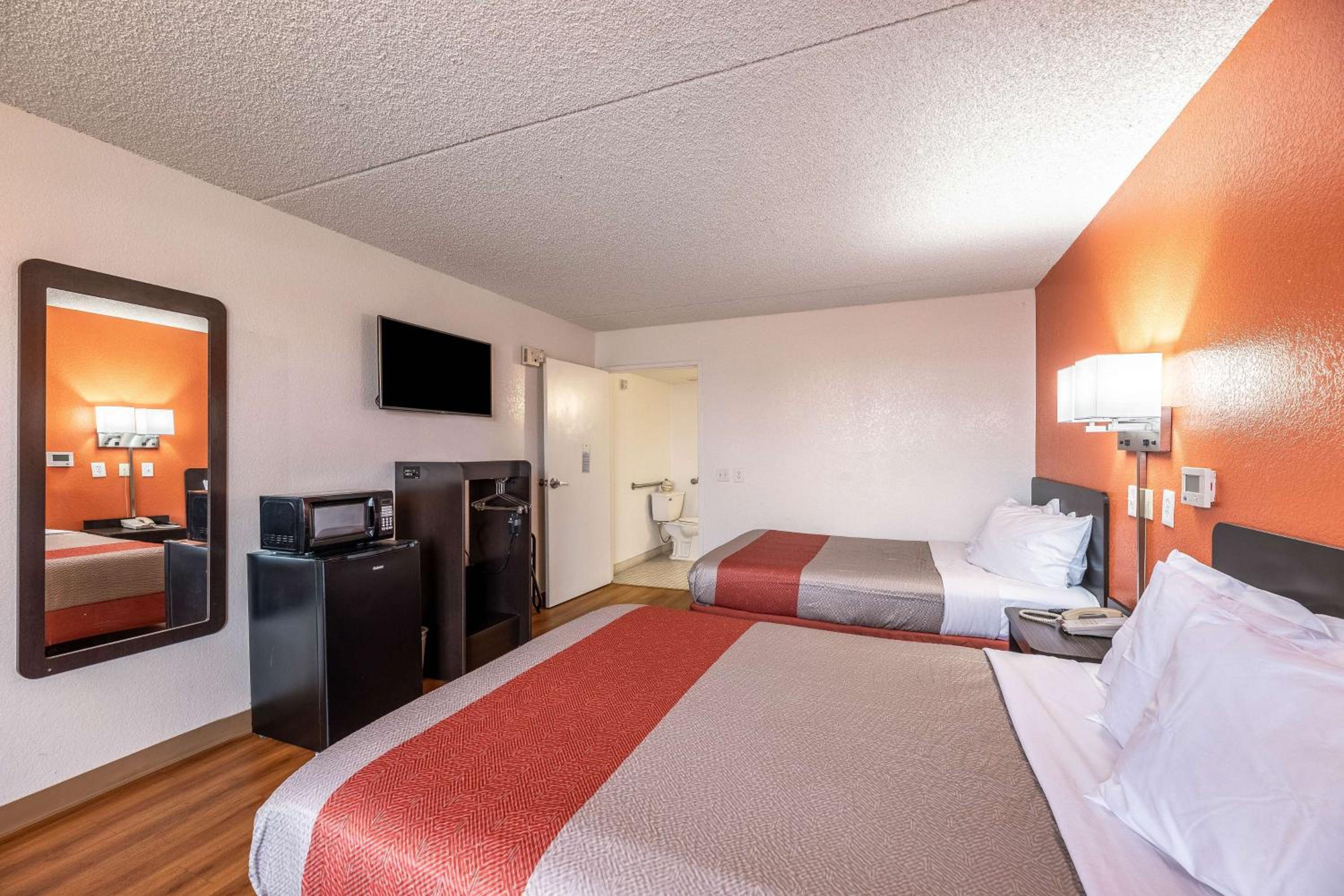 Deluxe Queen Room with Two Queen Beds - Smoking photo 3
