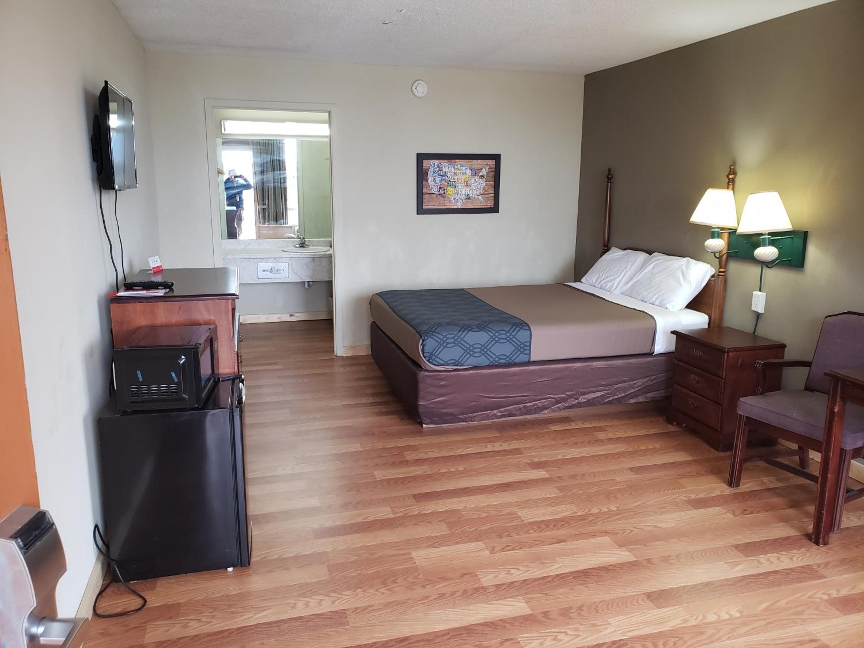 Budget Queen Room - Non Smoking - Photo 4