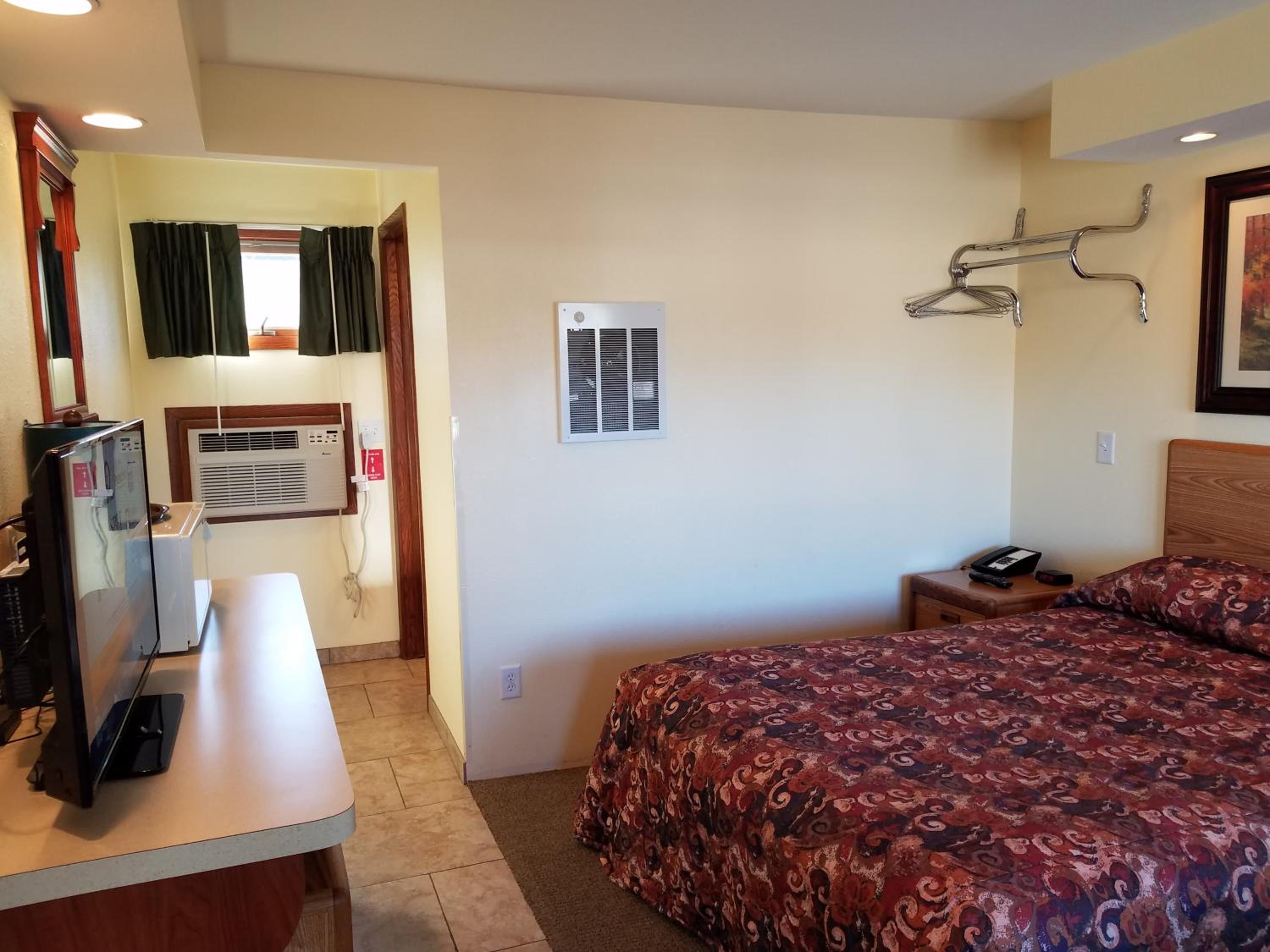 Budget Double Room - Photo 3