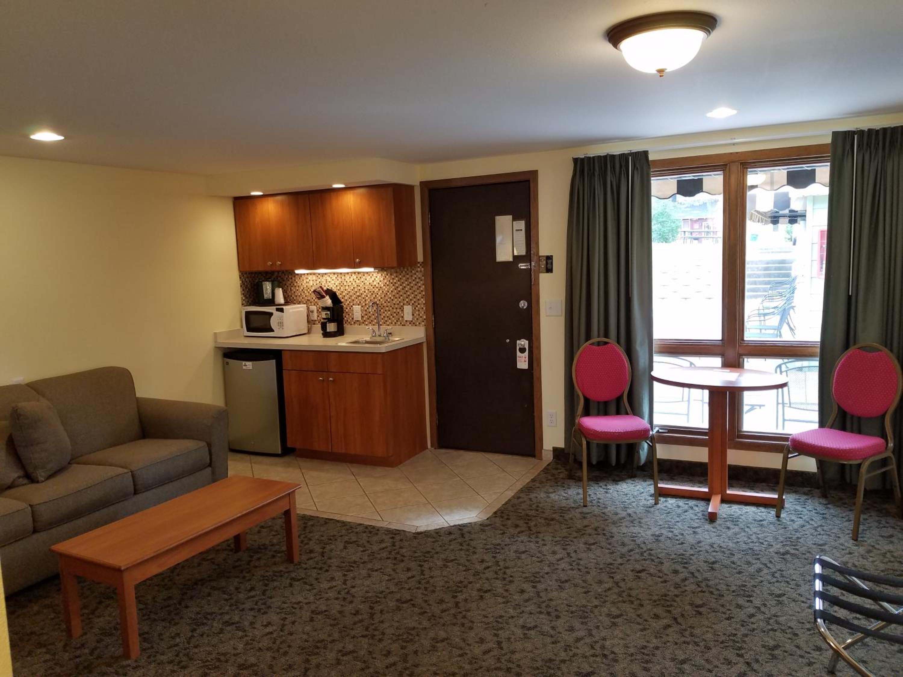 Deluxe Queen Room - Photo 6