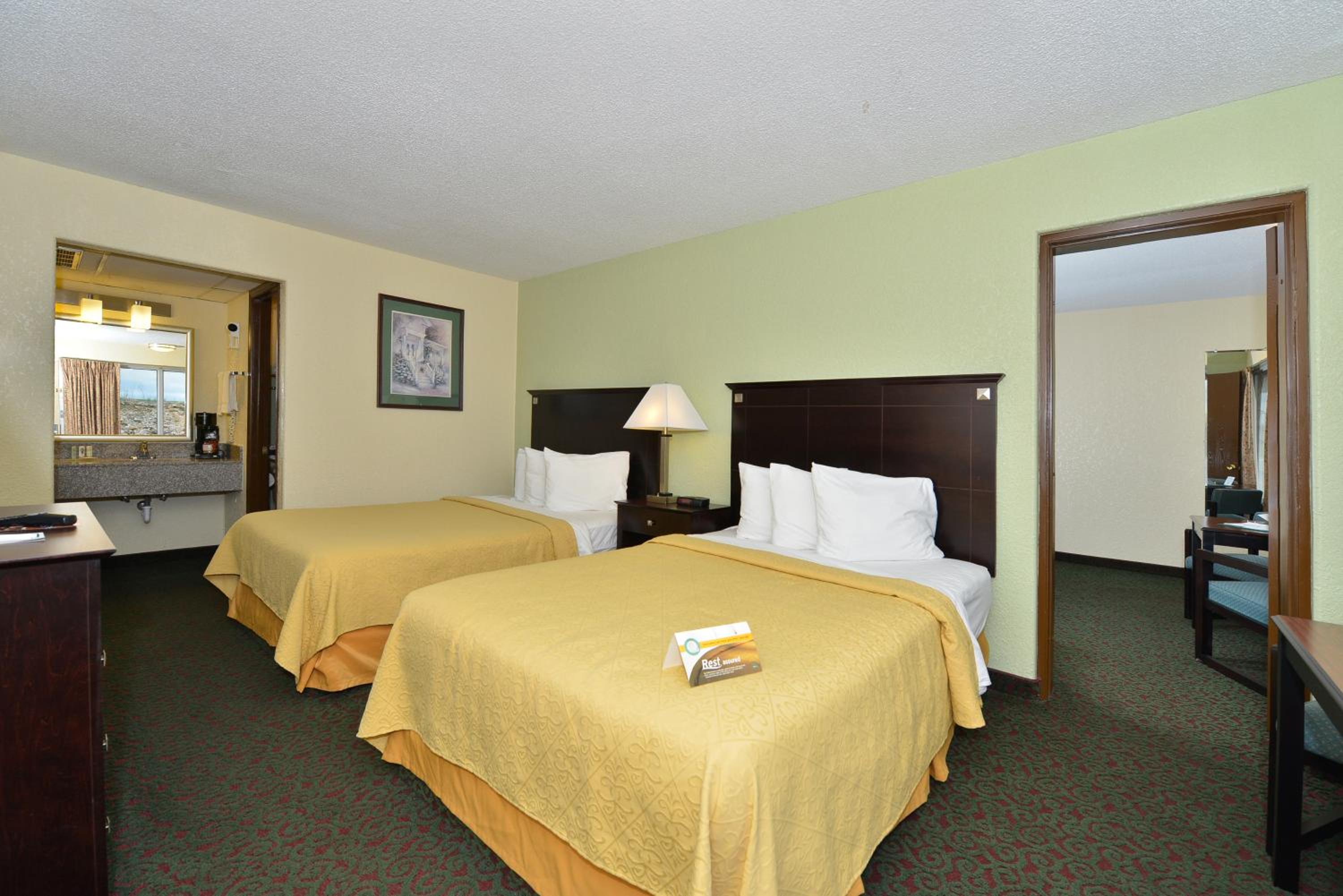 Suite with 1 King Bed and 2 Double Beds - Non-Smoking - Photo 3