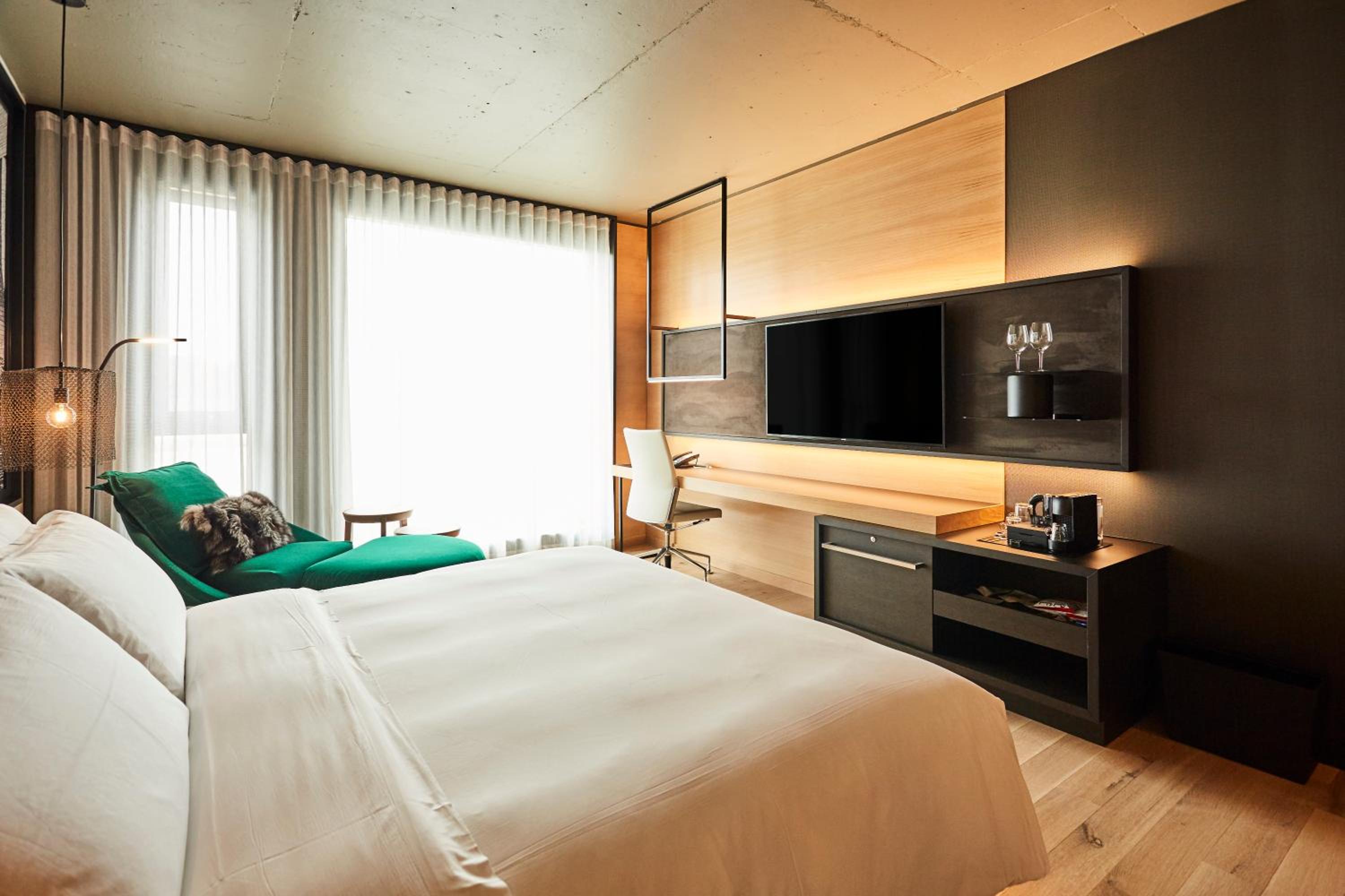 The Signature Room - 1 King Bed