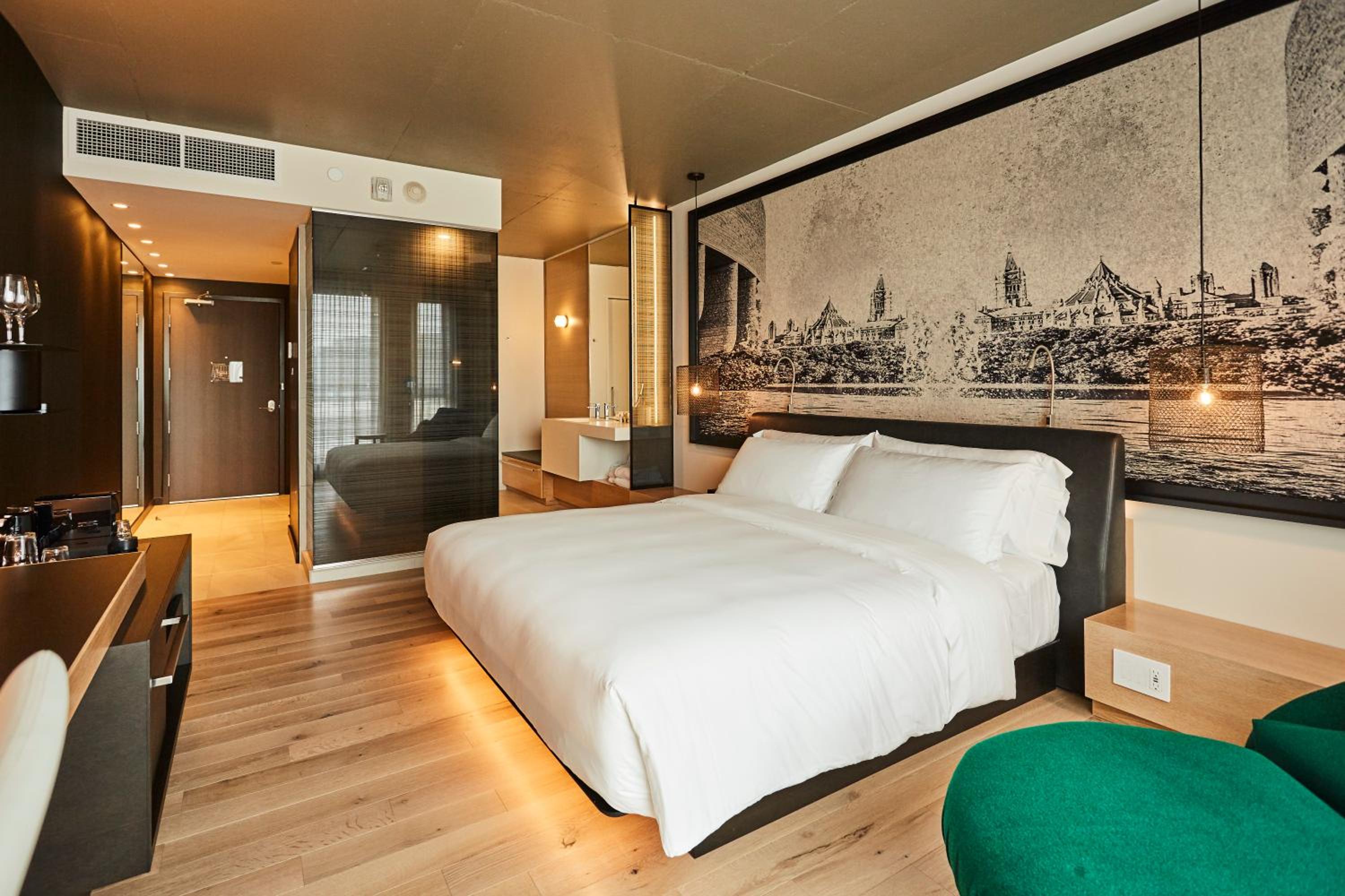 The Signature Room - 1 King Bed