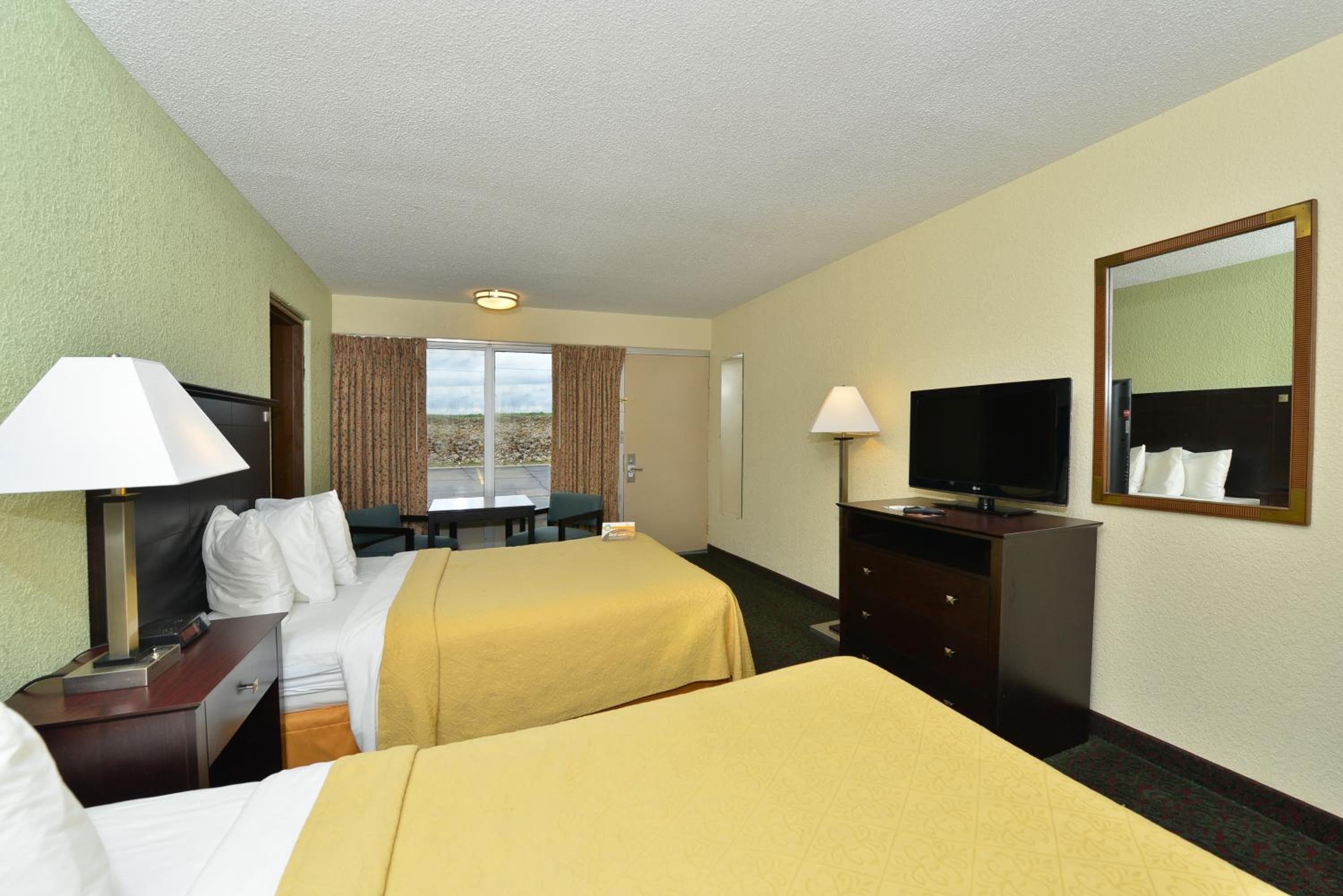 Suite with 1 King Bed and 2 Double Beds - Non-Smoking - Photo 2