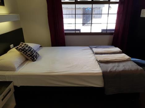 Queen Room photo 2