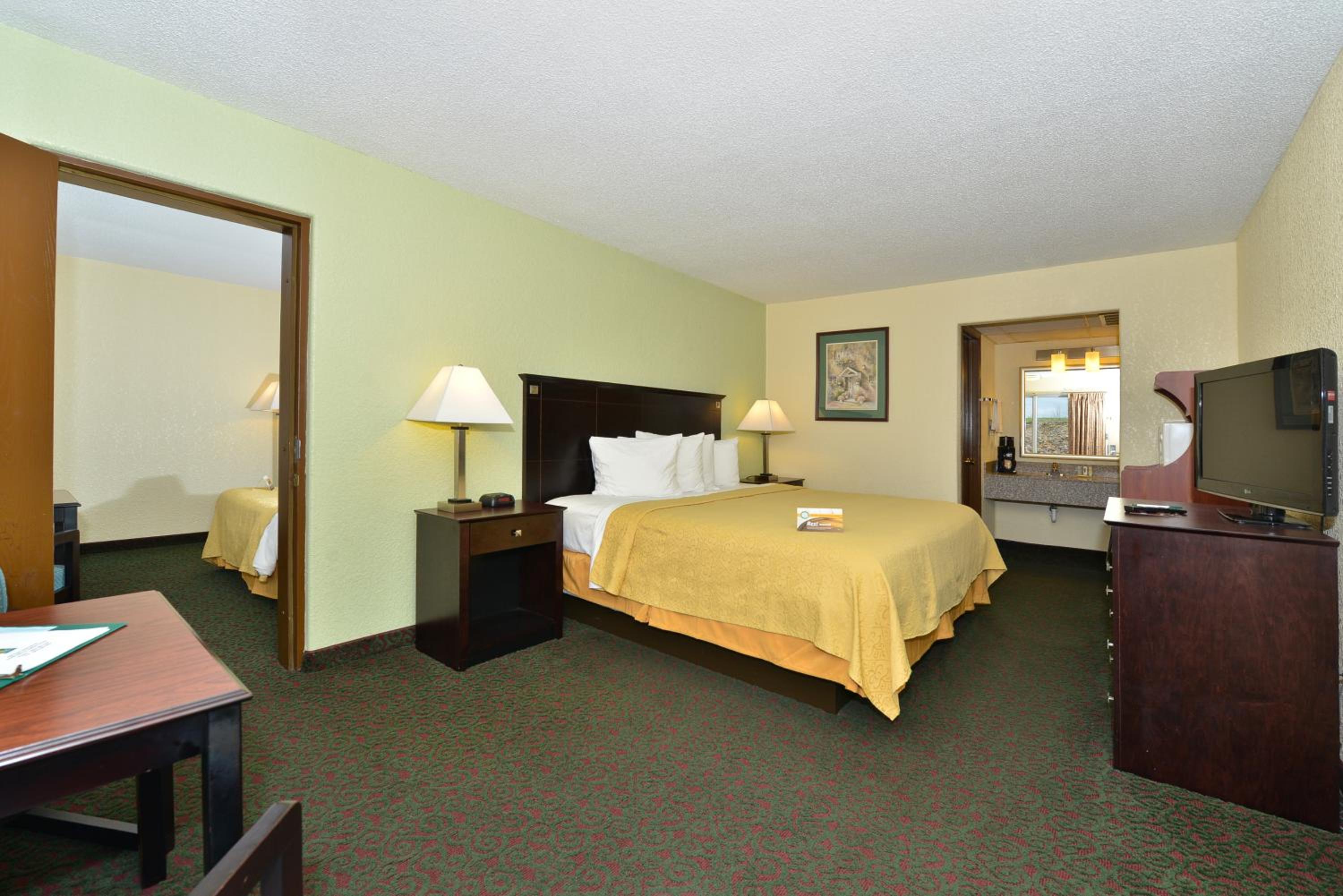 Suite with 1 King Bed and 2 Double Beds - Non-Smoking - Photo 1