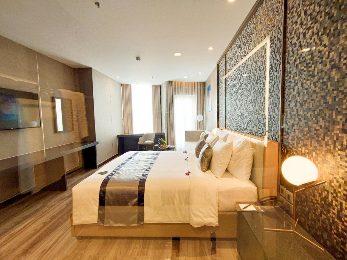 Deluxe King Room - Photo 2