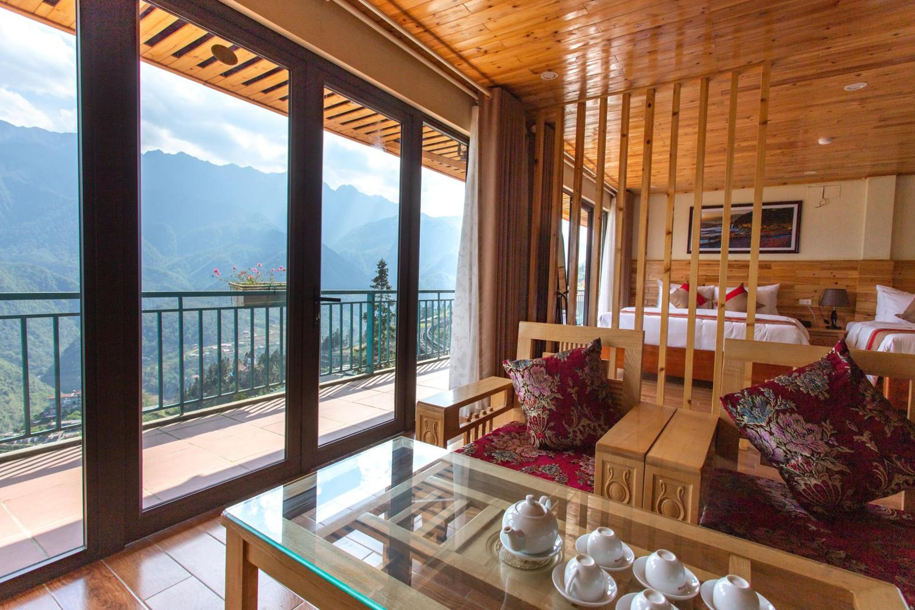 Apartment with Mountain View