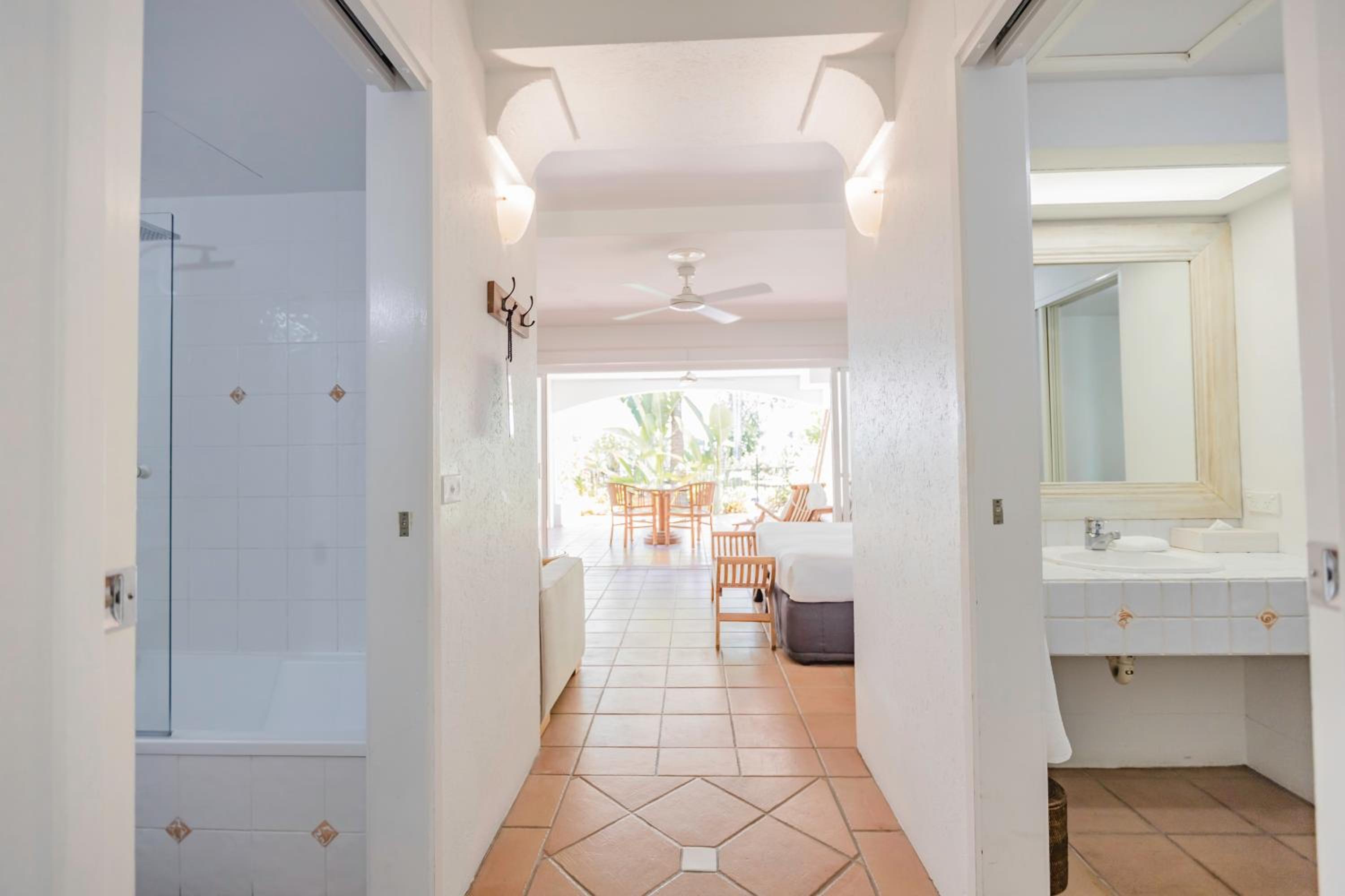 Veranda King Room with Outdoor Living, Pool and Garden View - Photo 3